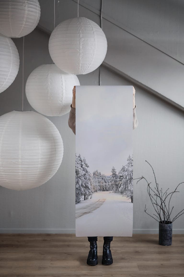 Snowy forest path behang roll