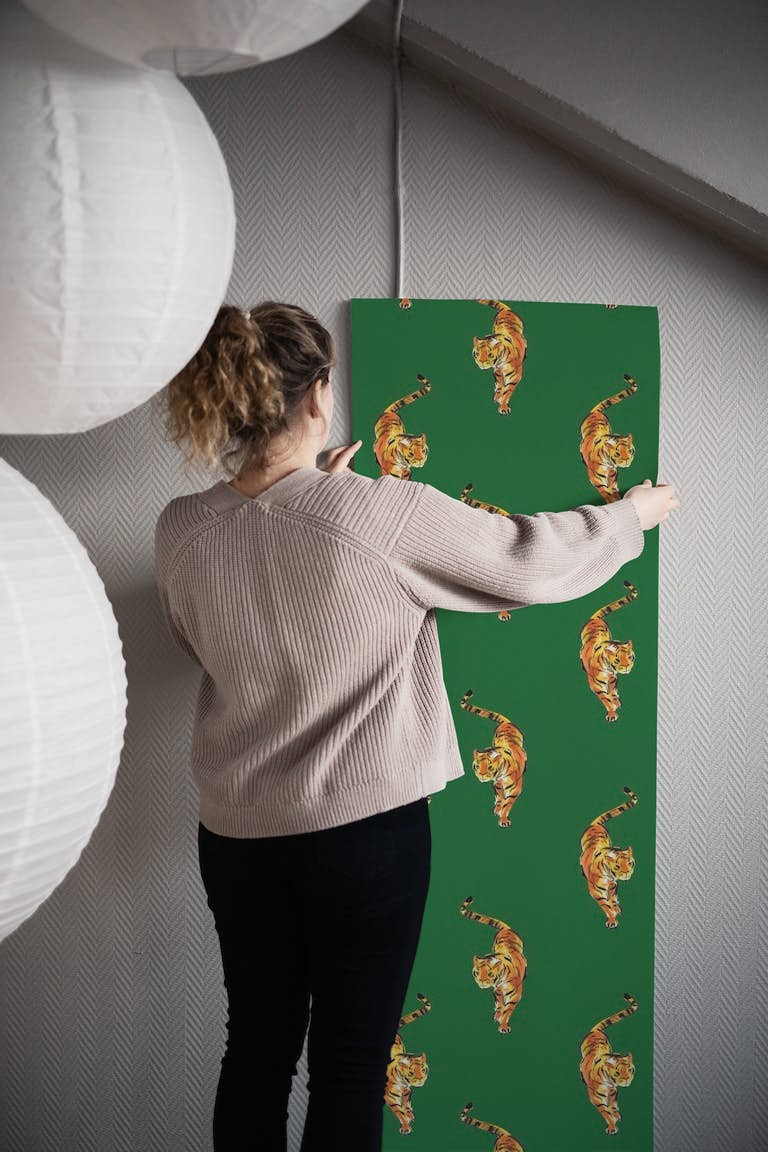 Tiger in green papel pintado roll