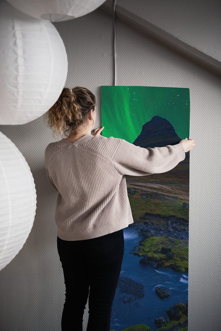 Kirkjufell   Under a boreal green sky papel de parede roll