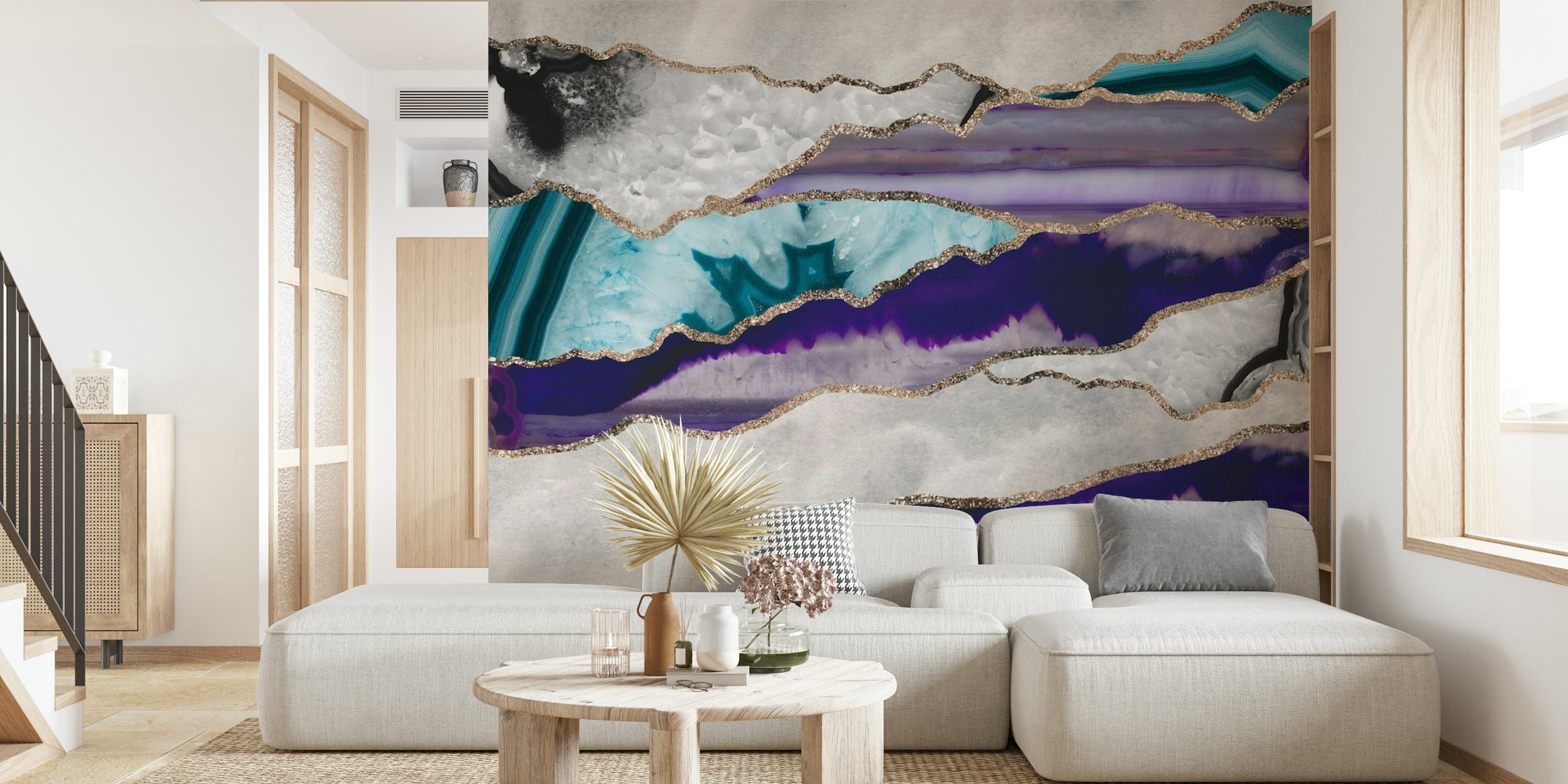 Ylellisen tyylinen seinämaalaus, jossa on sinisiä ja violetteja akaattikuvioita ja kultaisia glitter-aksentteja