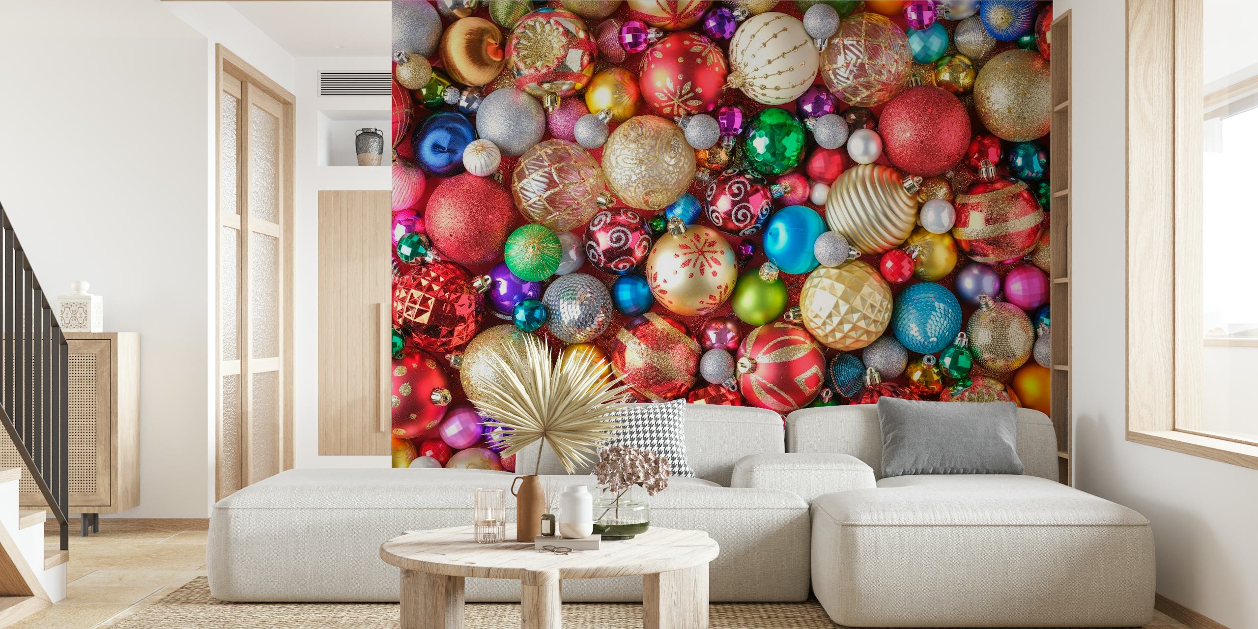Värikäs joukko joulukoristeita seinämaalauksessa
