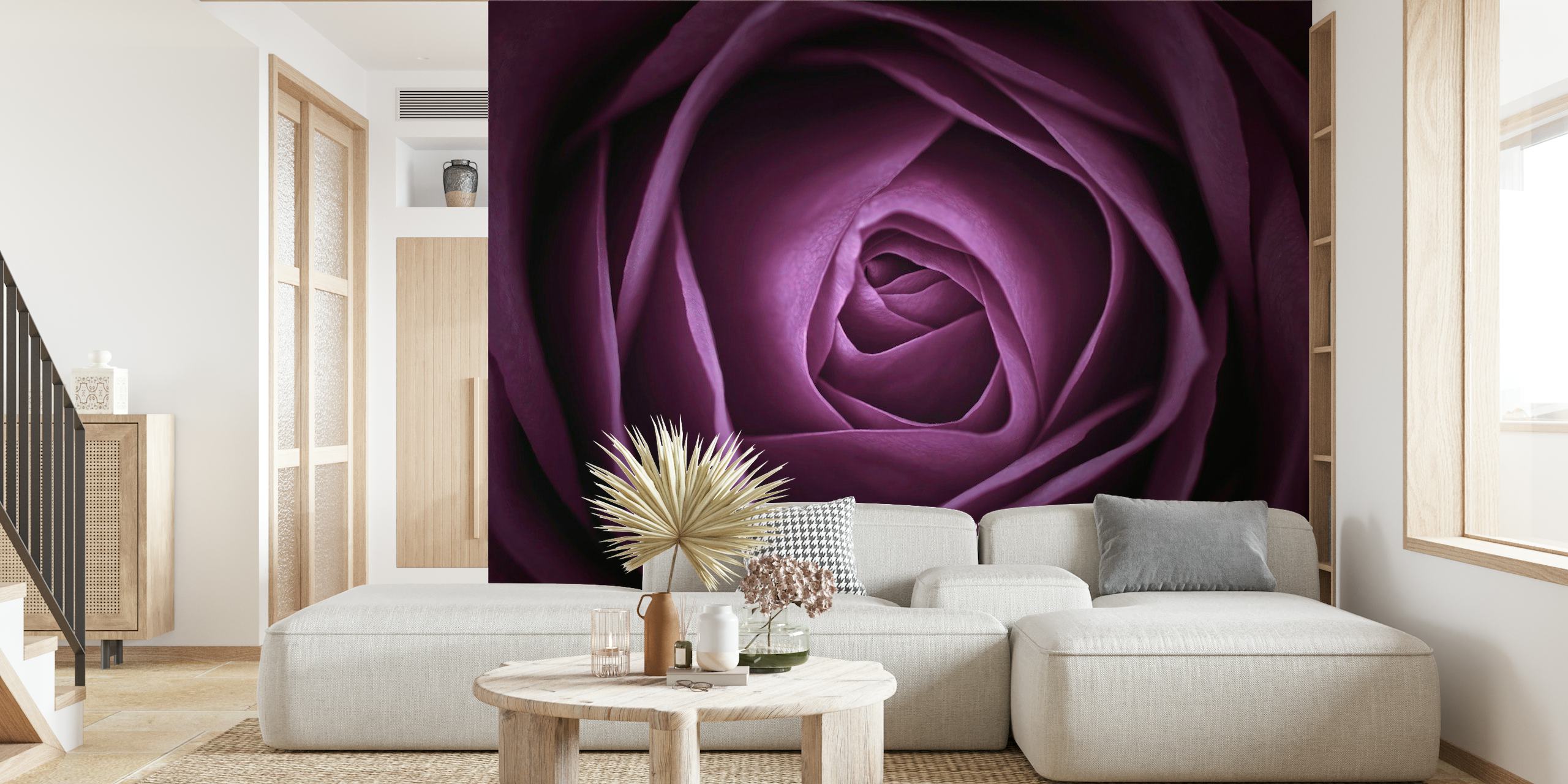 Nærbillede af et lilla rose vægmaleri med lagdelte kronblade