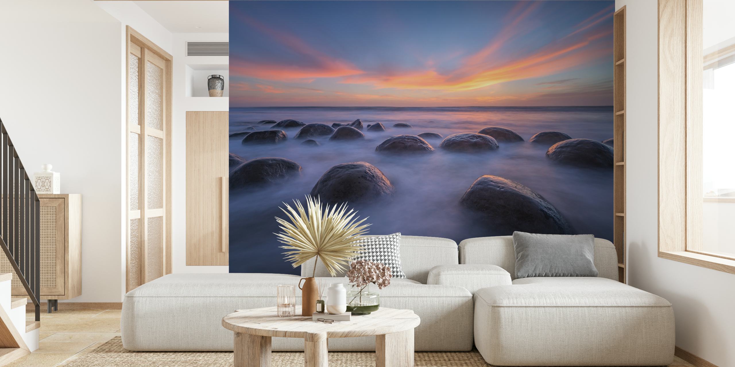 Un sereno atardecer con colores radiantes sobre las piedras esféricas del mural de Bowling Ball Beach