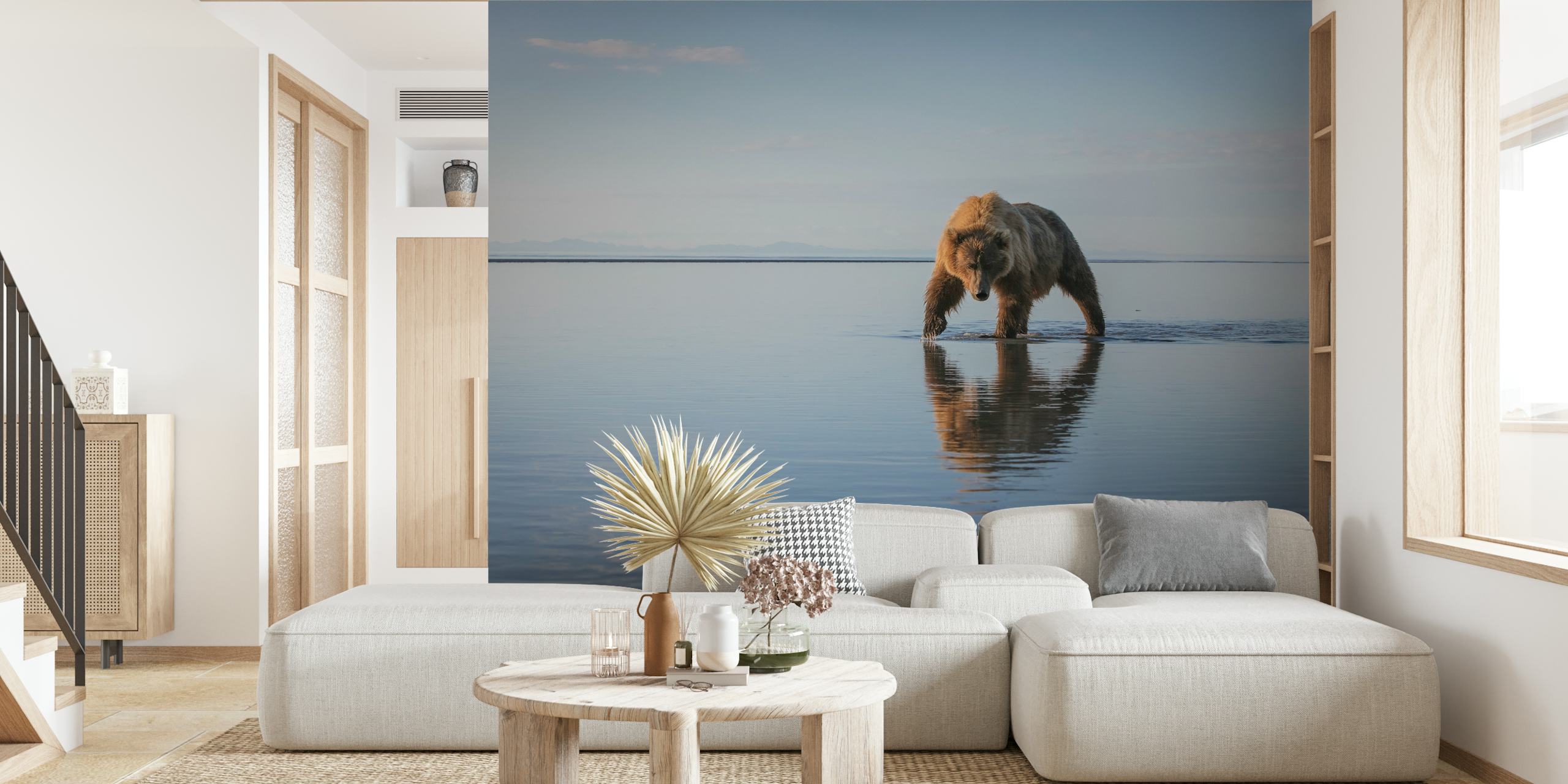 Papier peint mural Un ours marchant le long d'une surface d'eau calme