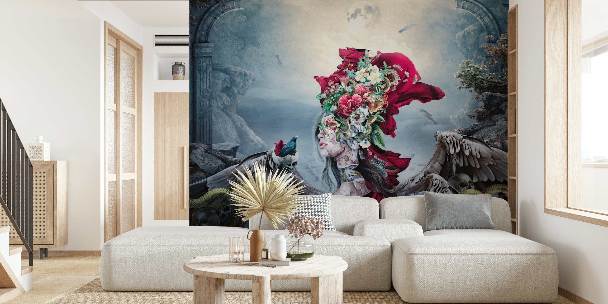 Ein dekorativer Totenkopf mit Engelsflügeln und floralen Verzierungen vor einem Fototapetenhintergrund im Barockstil