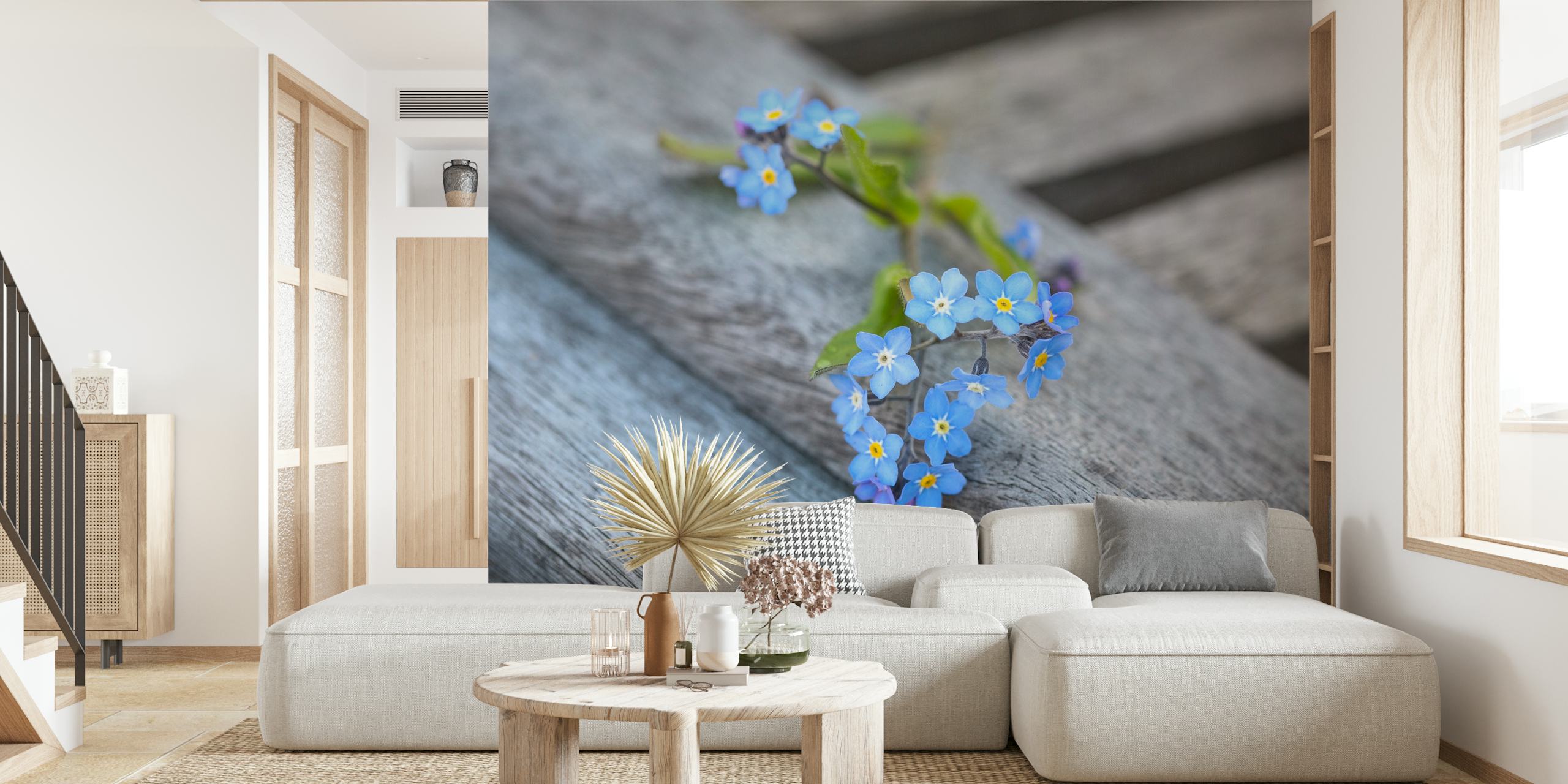 Vergeet-mij-niet bloemen liggend op een rustieke houten muurschildering