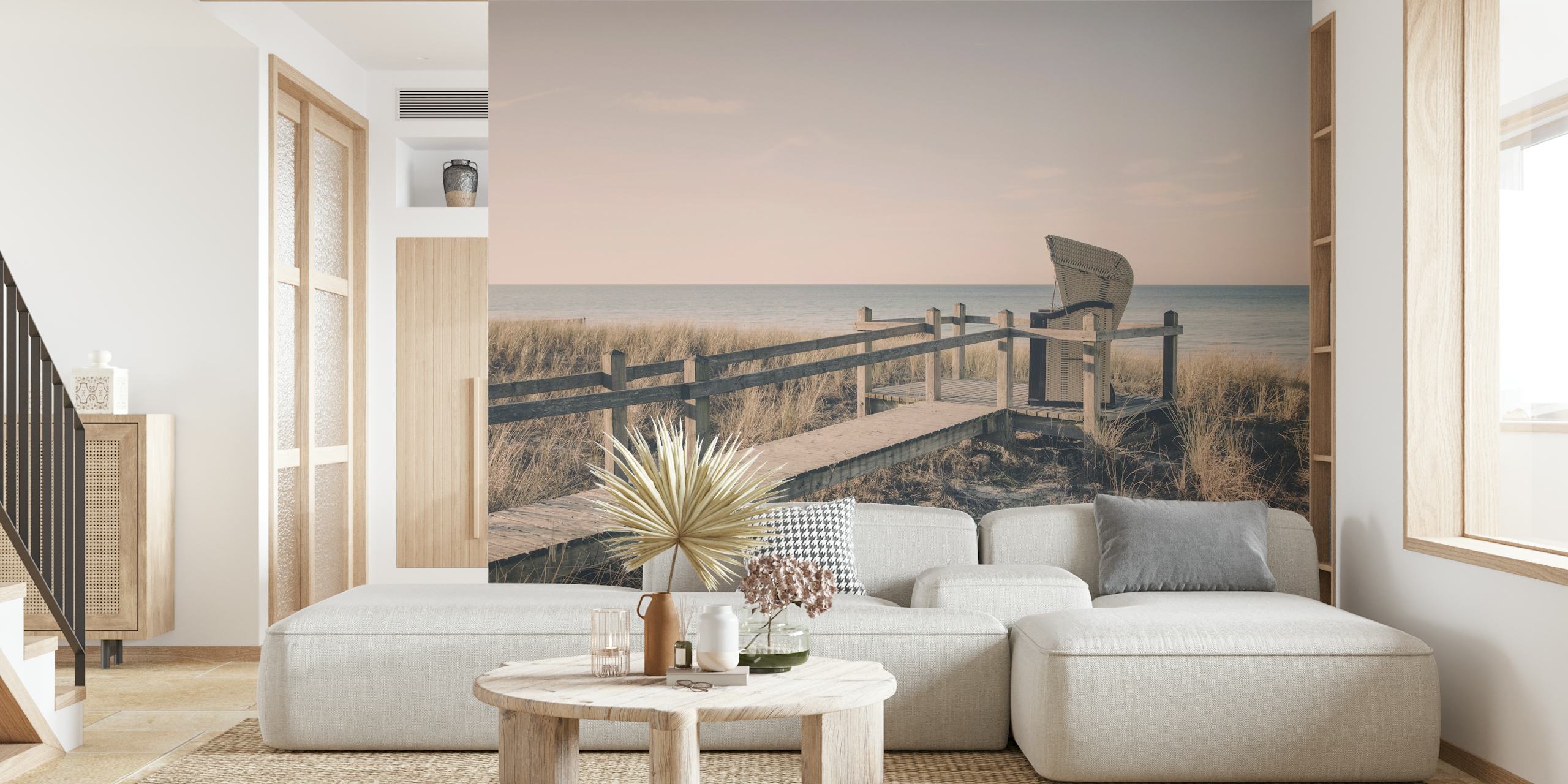 Rustige pastelkleurige strandmuurschildering aan de Oostzee met houten loopbrug die naar de kalmerende zee leidt