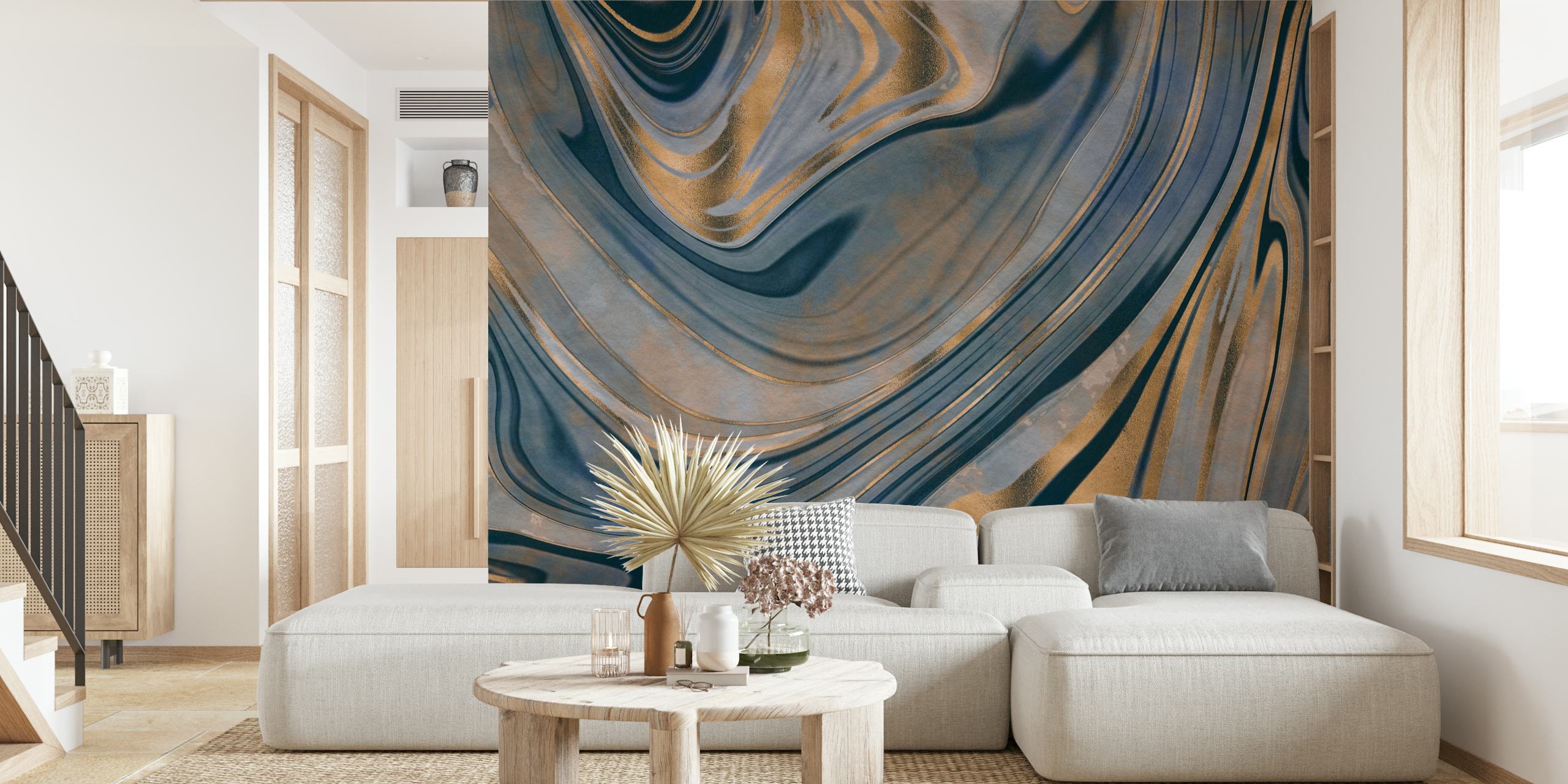 Grijs en goud gemarmerd behang met vloeiende patronen en een luxe uitstraling