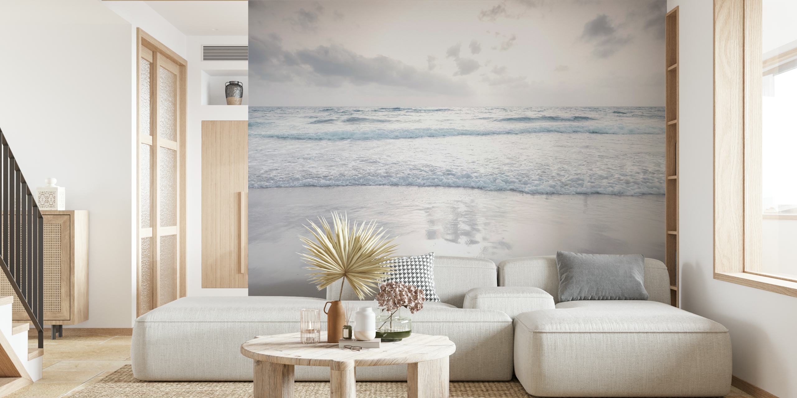 Rustig strand met golven en wolken in een grijze tint wallpaper