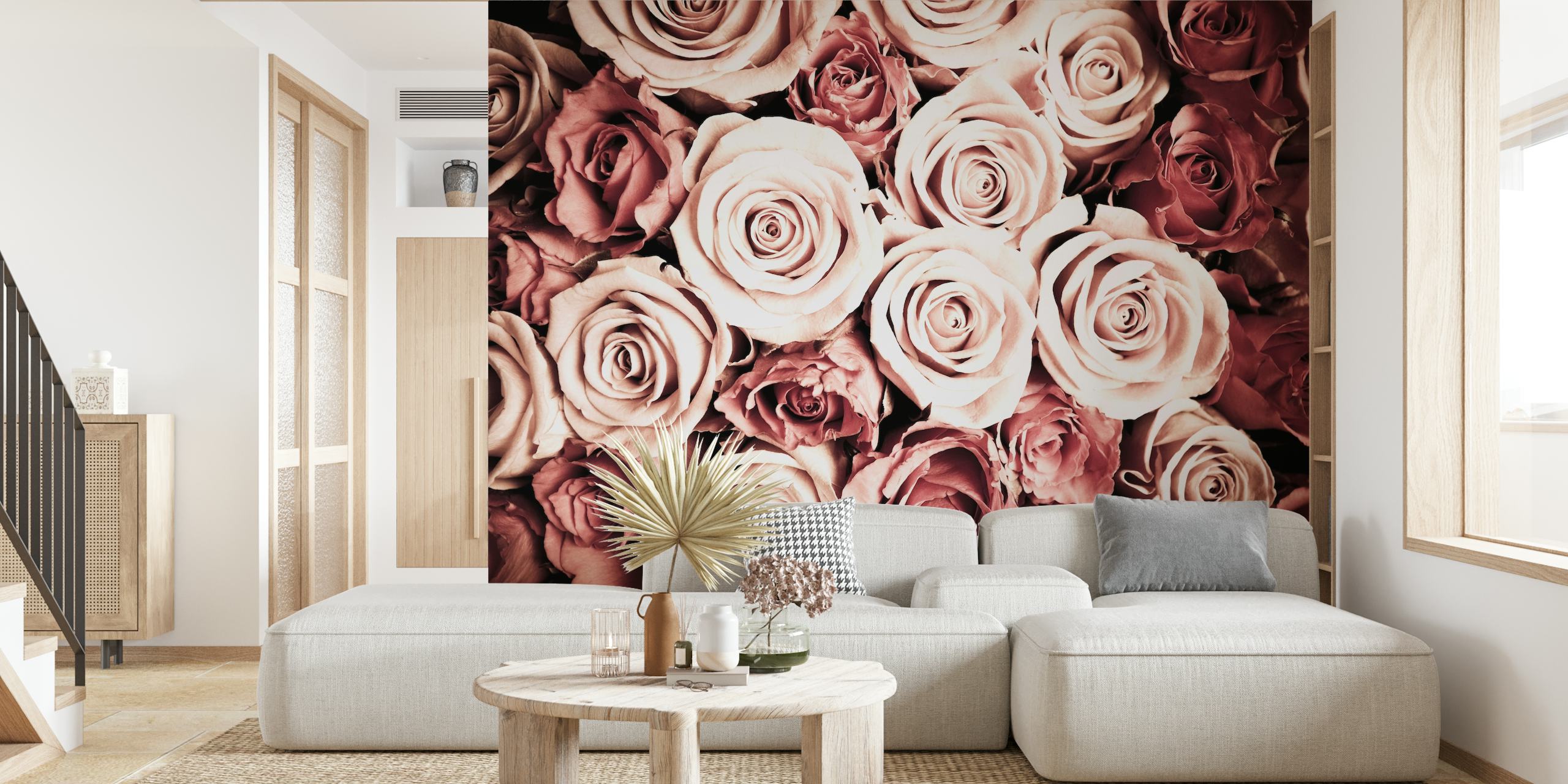 Zbliżenie kwiecistej fototapety przedstawiającej różowe i karmazynowe róże w różnych odcieniach, do wystroju domu lub biura.