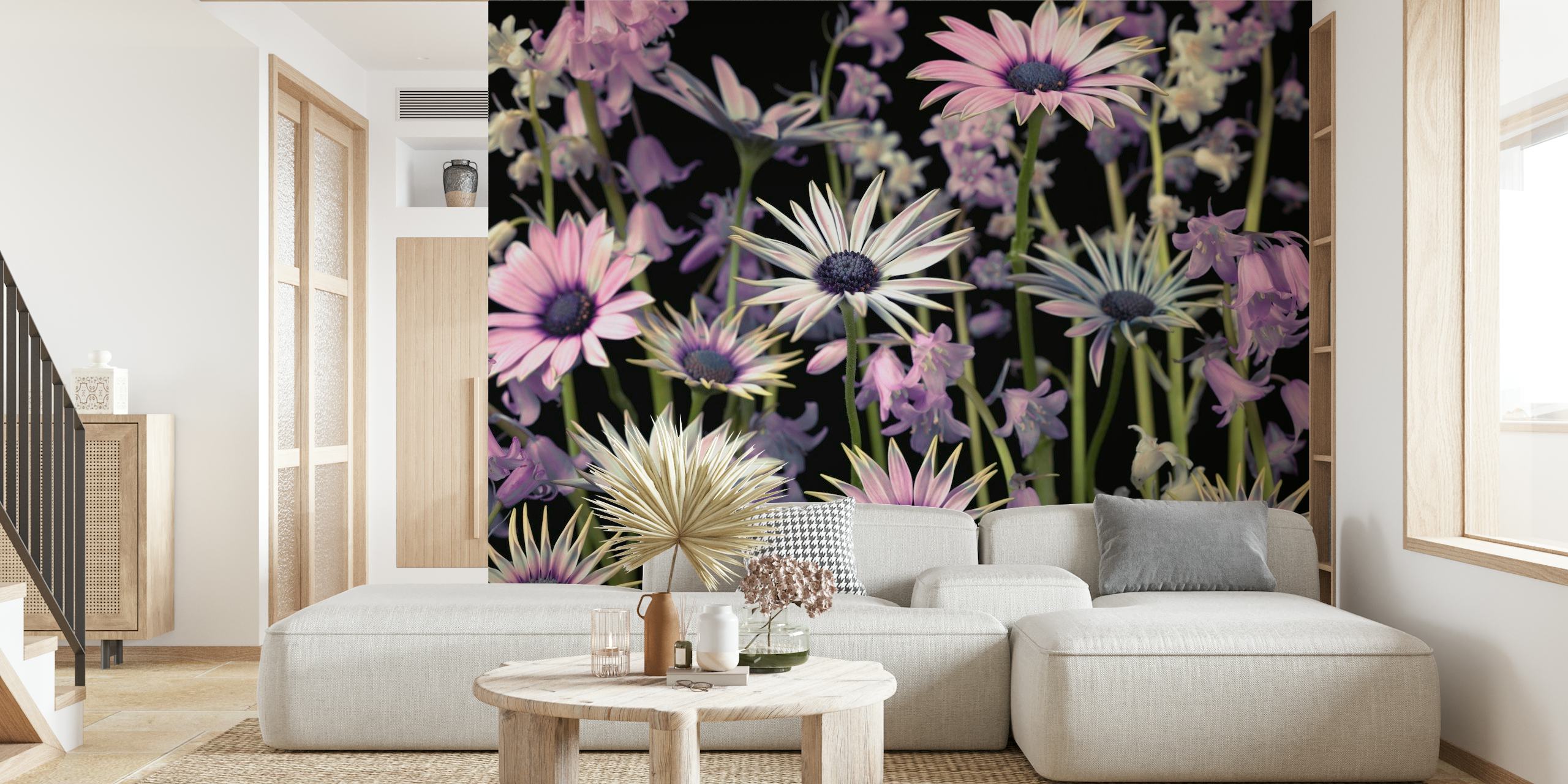 Engblomster vægmaleri med lyserøde og lilla vilde blomster mod en mørk baggrund