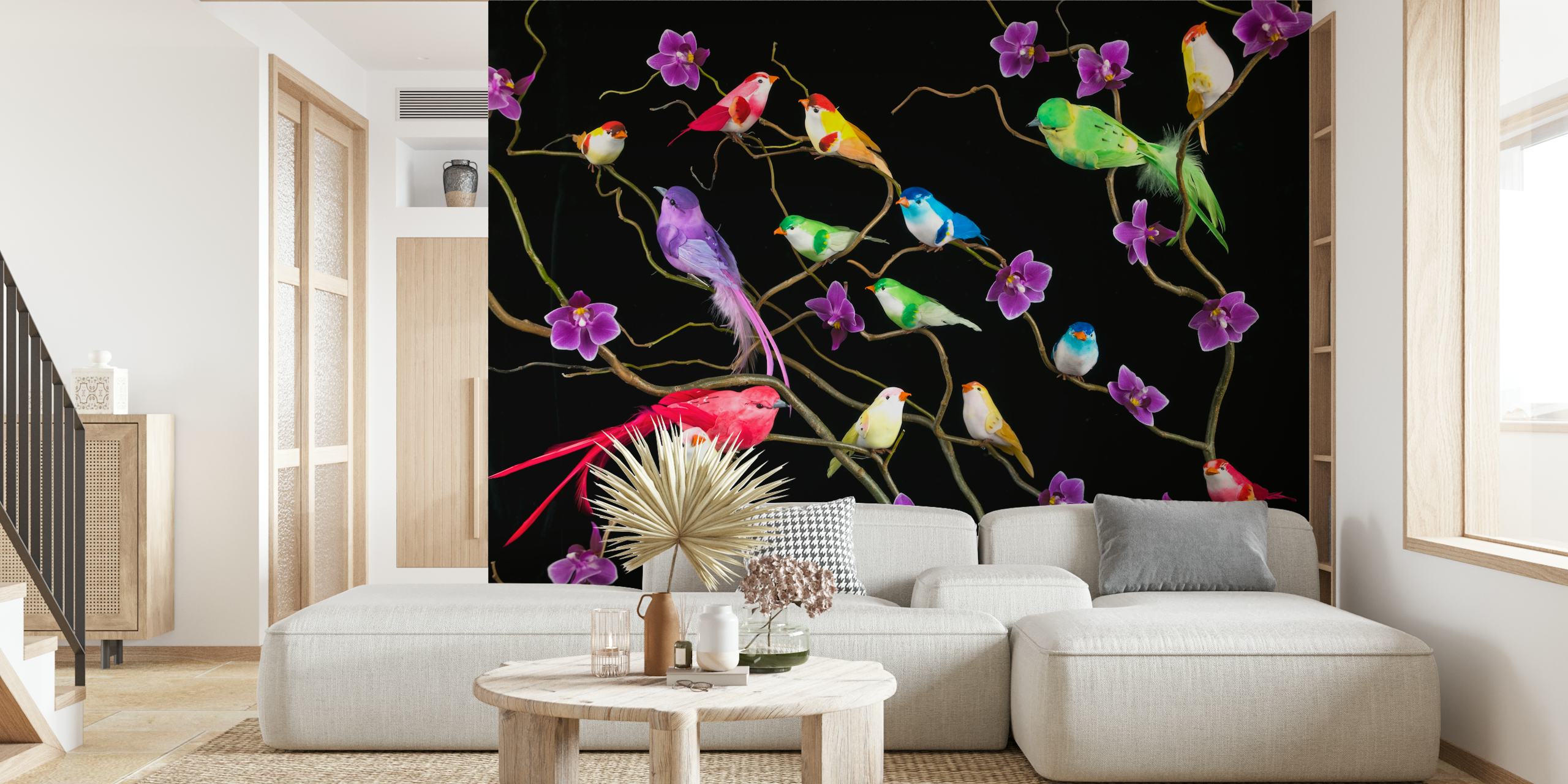 Μια πολύχρωμη τοιχογραφία με fake birds sitting on branches και μωβ λουλούδια σε σκοτεινό φόντο.