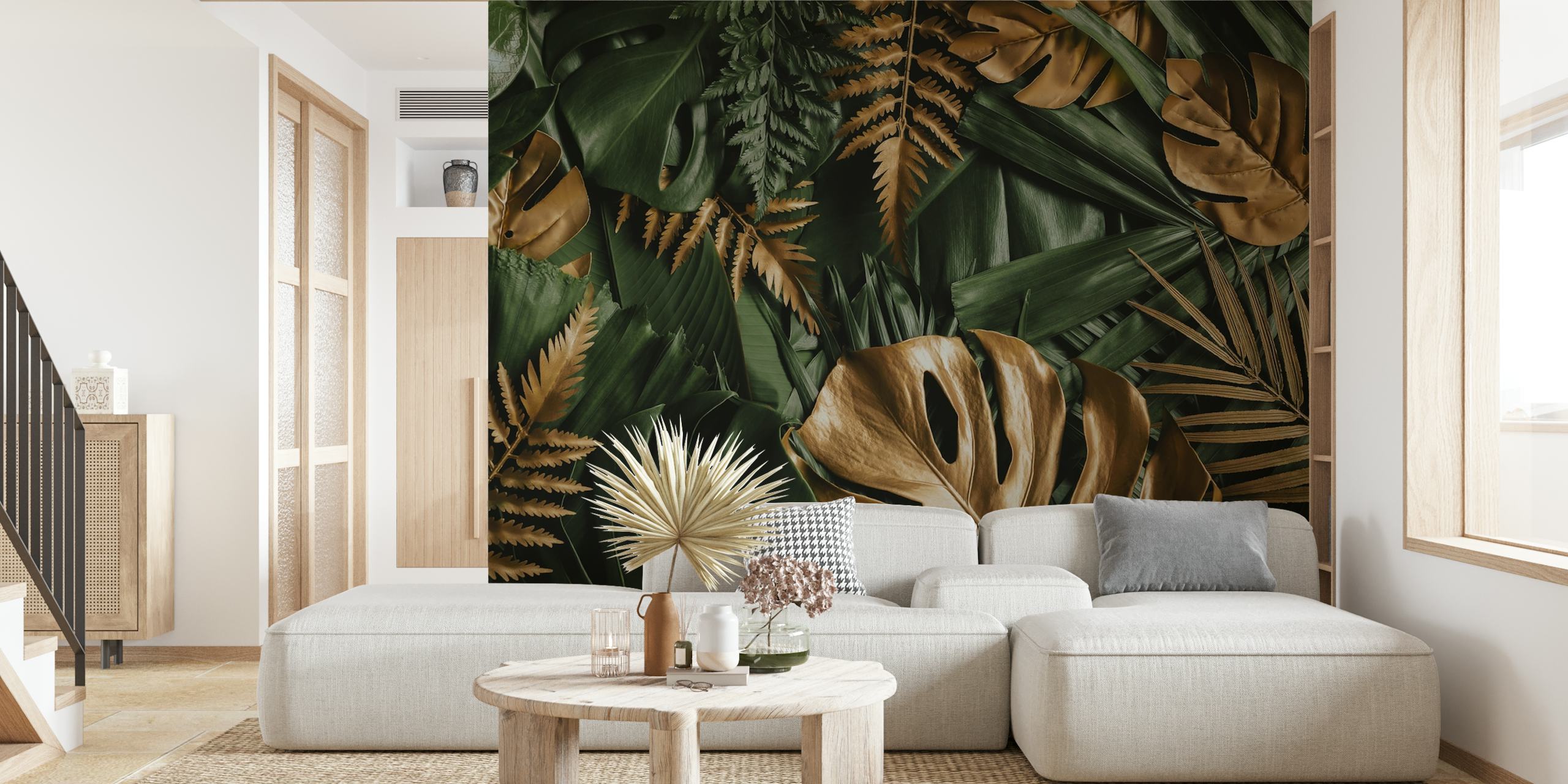 Papel pintado Gold and green monstera exhibido en una habitación