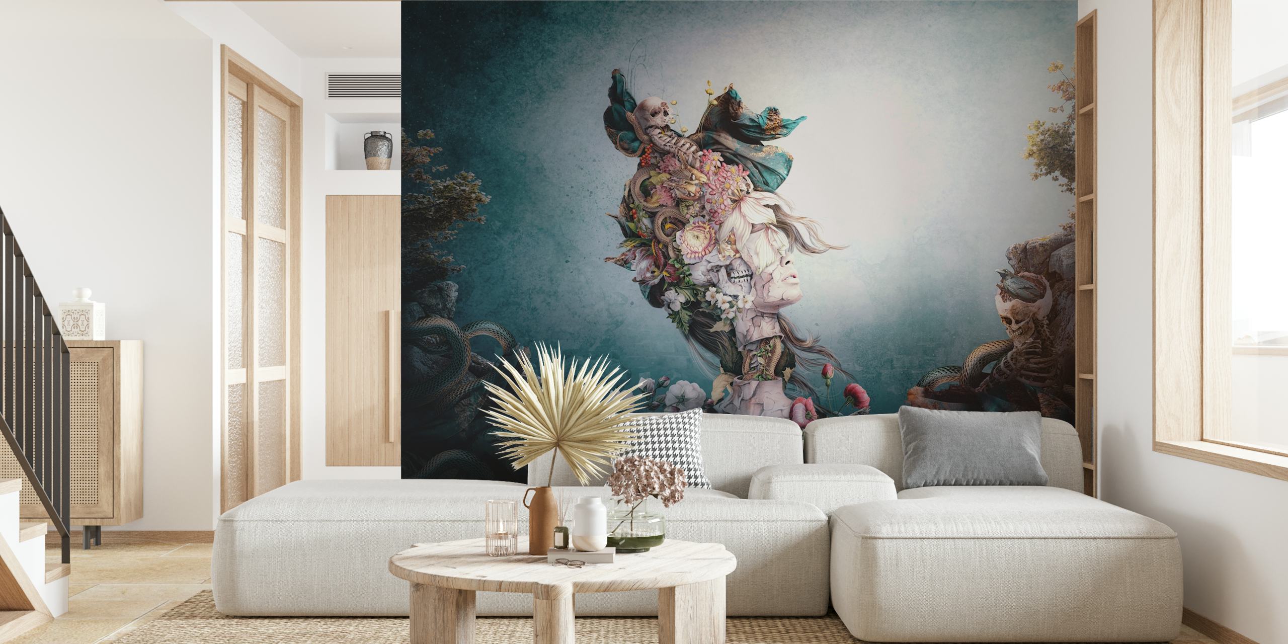 Umjetnički zidni mural koji prikazuje Kraljicu zmija u mističnom cvjetnom okruženju sa zmijama i nježnim nijansama.