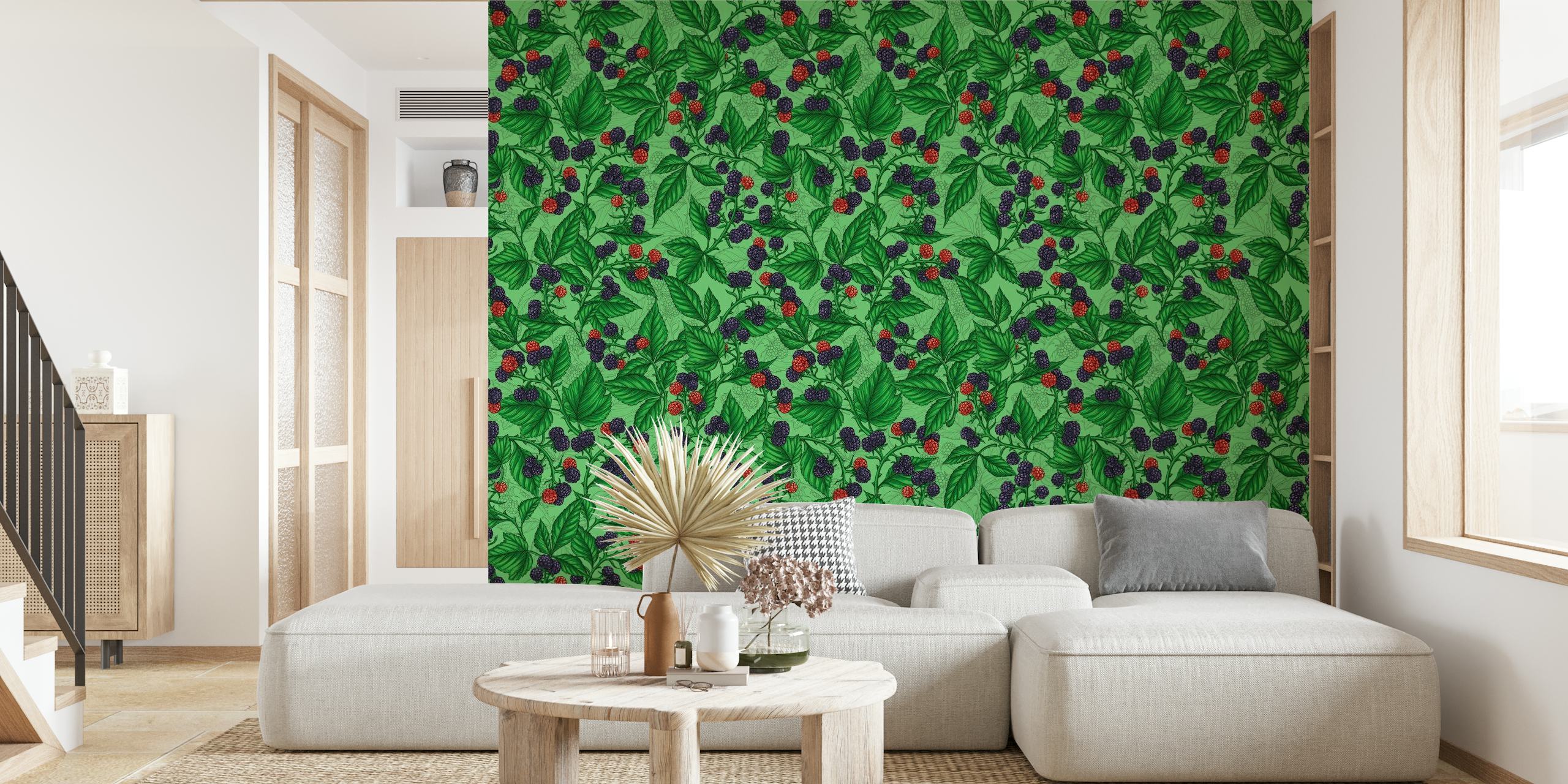 Vihreät lehdet kypsien karhunvatukkaiden seinämaalauksella