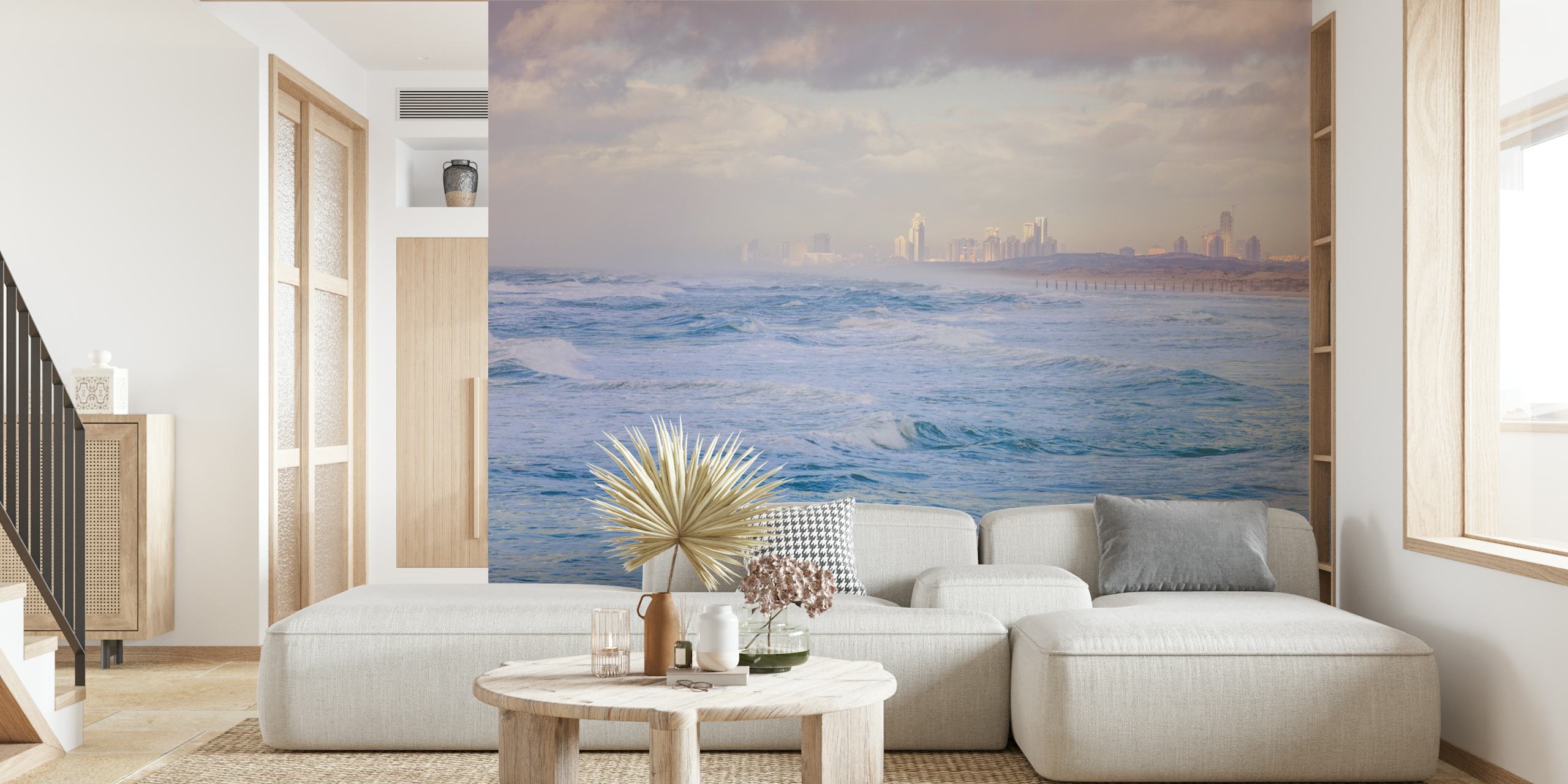 Bat-Yam Beach fotobehang met kalme zee en bewolkte lucht, geen mensen zichtbaar, skyline van de stad in de verte