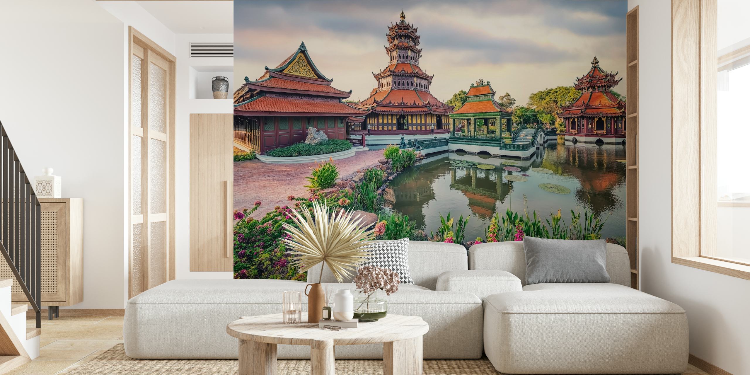 Fototapete mit traditionellen thailändischen Tempeln und Pavillons bei Sonnenuntergang mit Teich und Grün