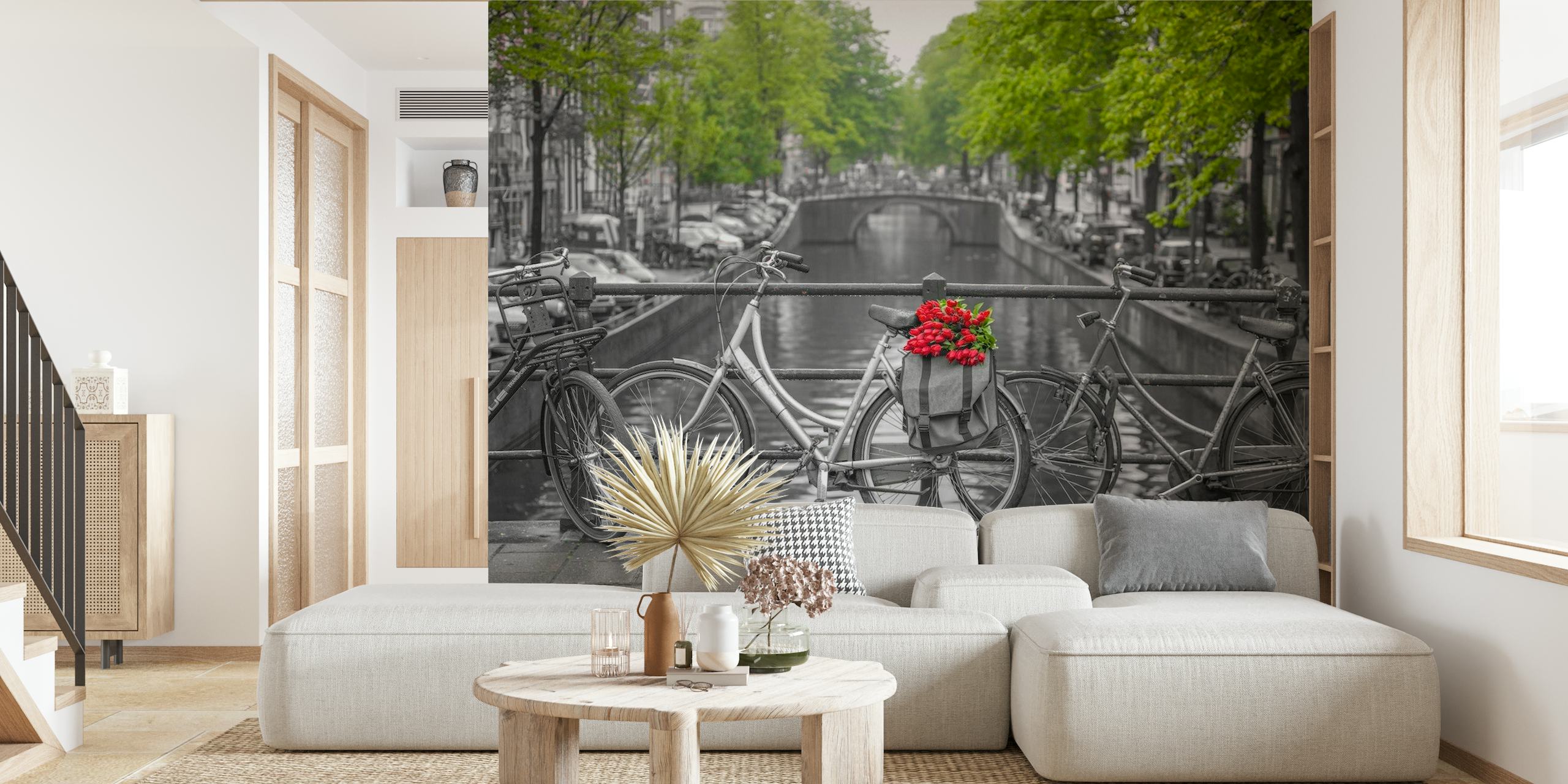 Kanał Amsterdamski z rowerami i fototapetą z czerwonymi kwiatami