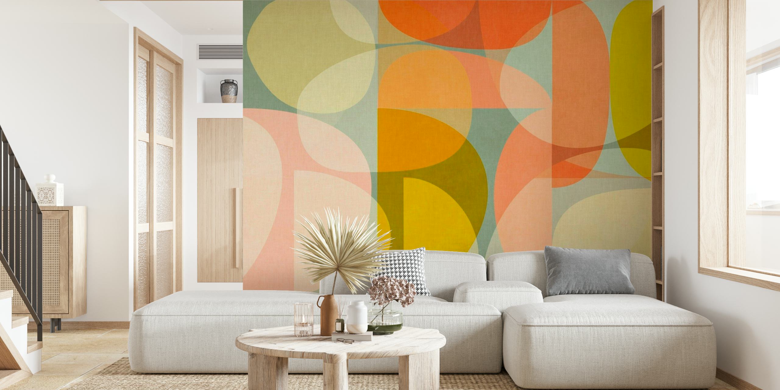 Abstrakt vægmaleri med halvcirkler i varme og neutrale toner