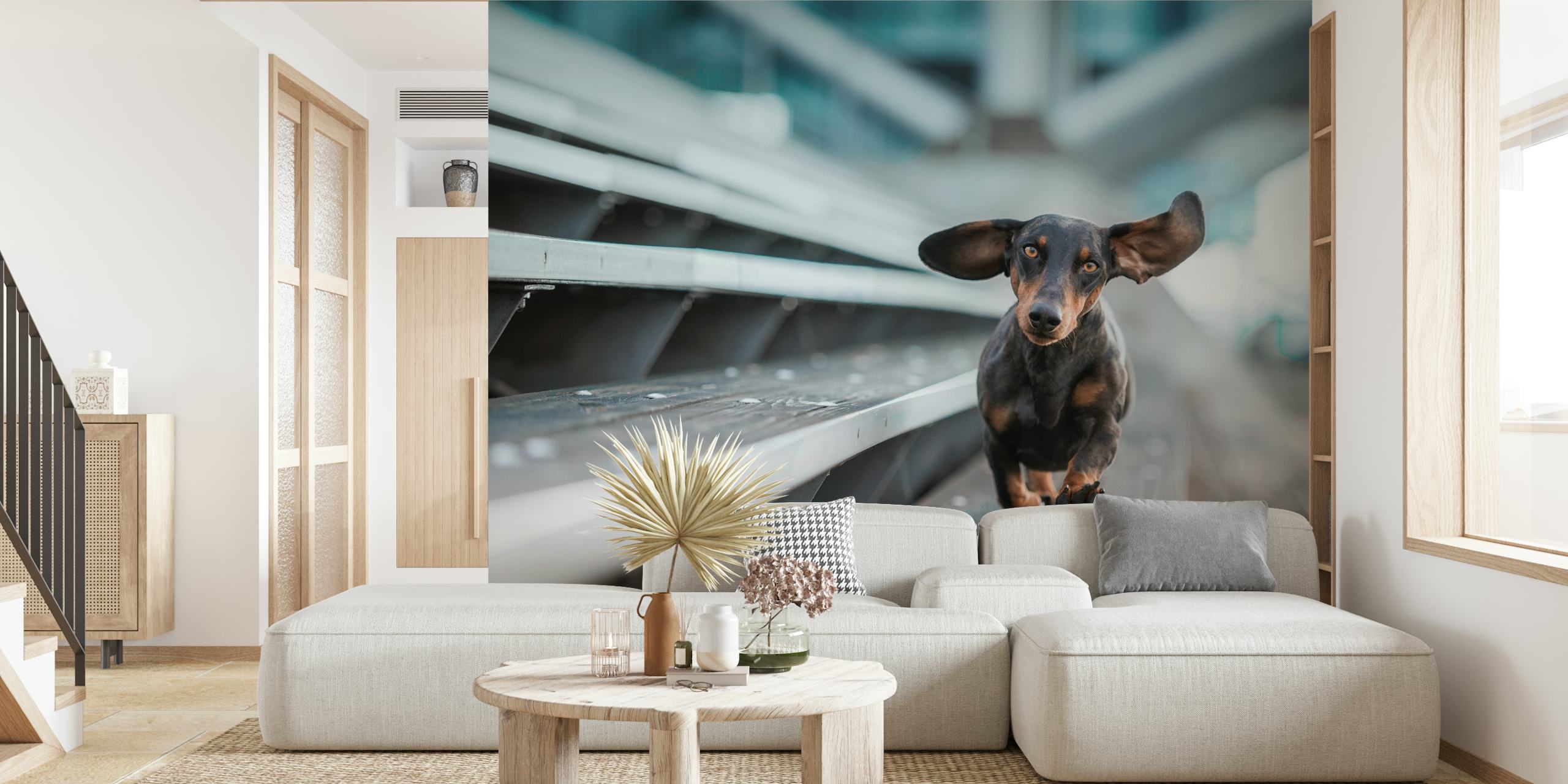Wandbild mit kleinem Hund auf einer städtischen Metallbrücke