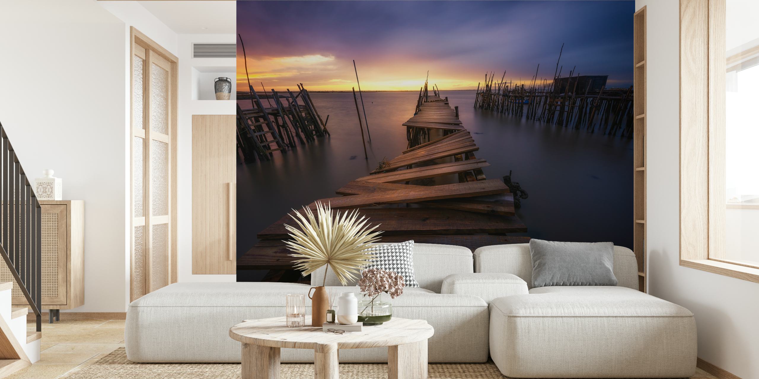 Zonsondergang op een verweerde pier muurschildering