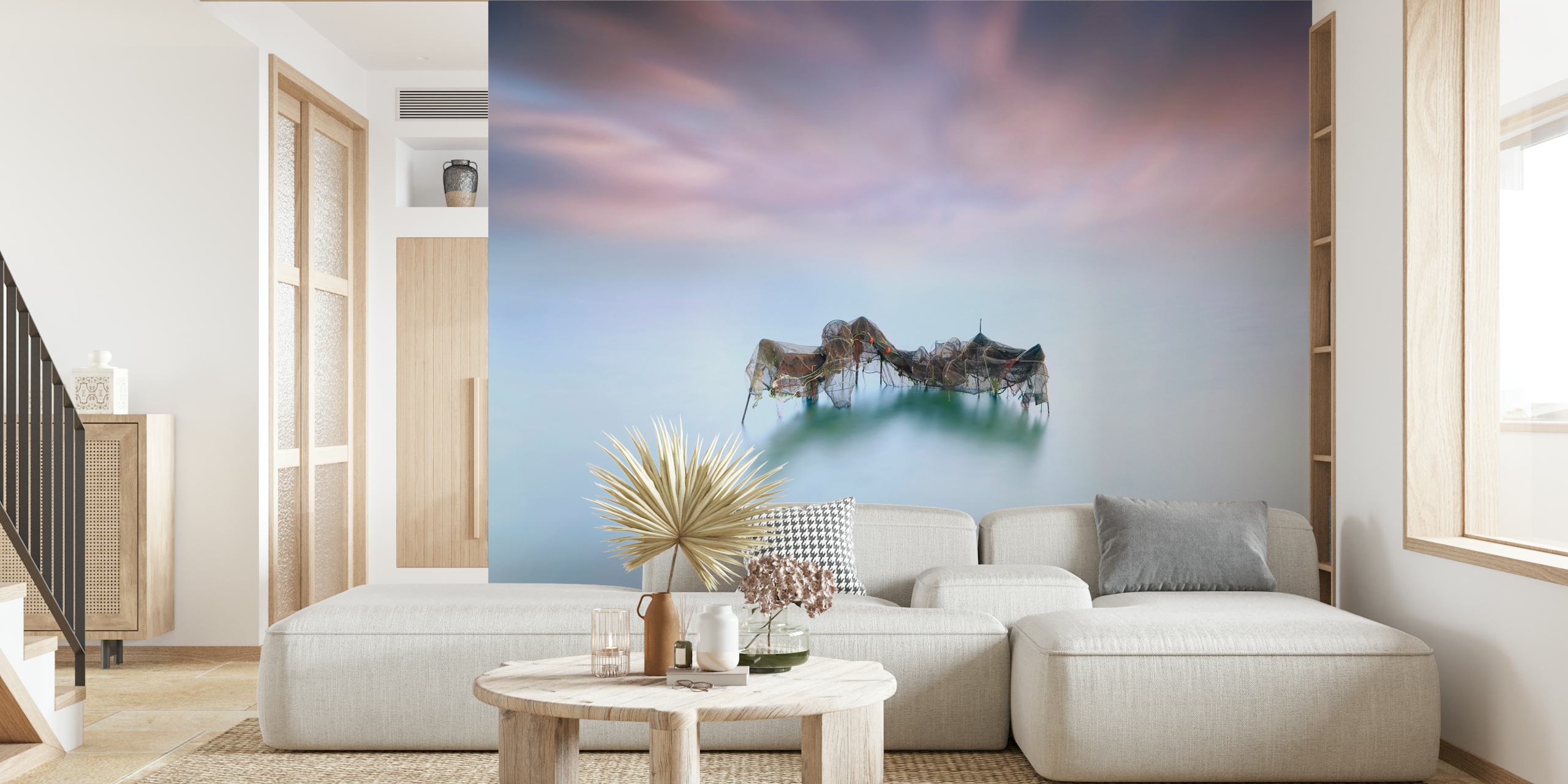 Etereo paesaggio acquatico nebbioso con struttura a rete da pesca