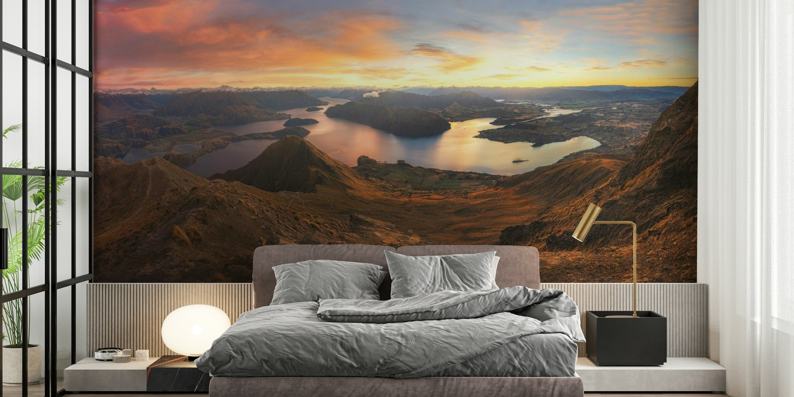 Roys Peak Panorama View-vægmaleri med solopgang over en fredfyldt sø og forrevne bjerge.