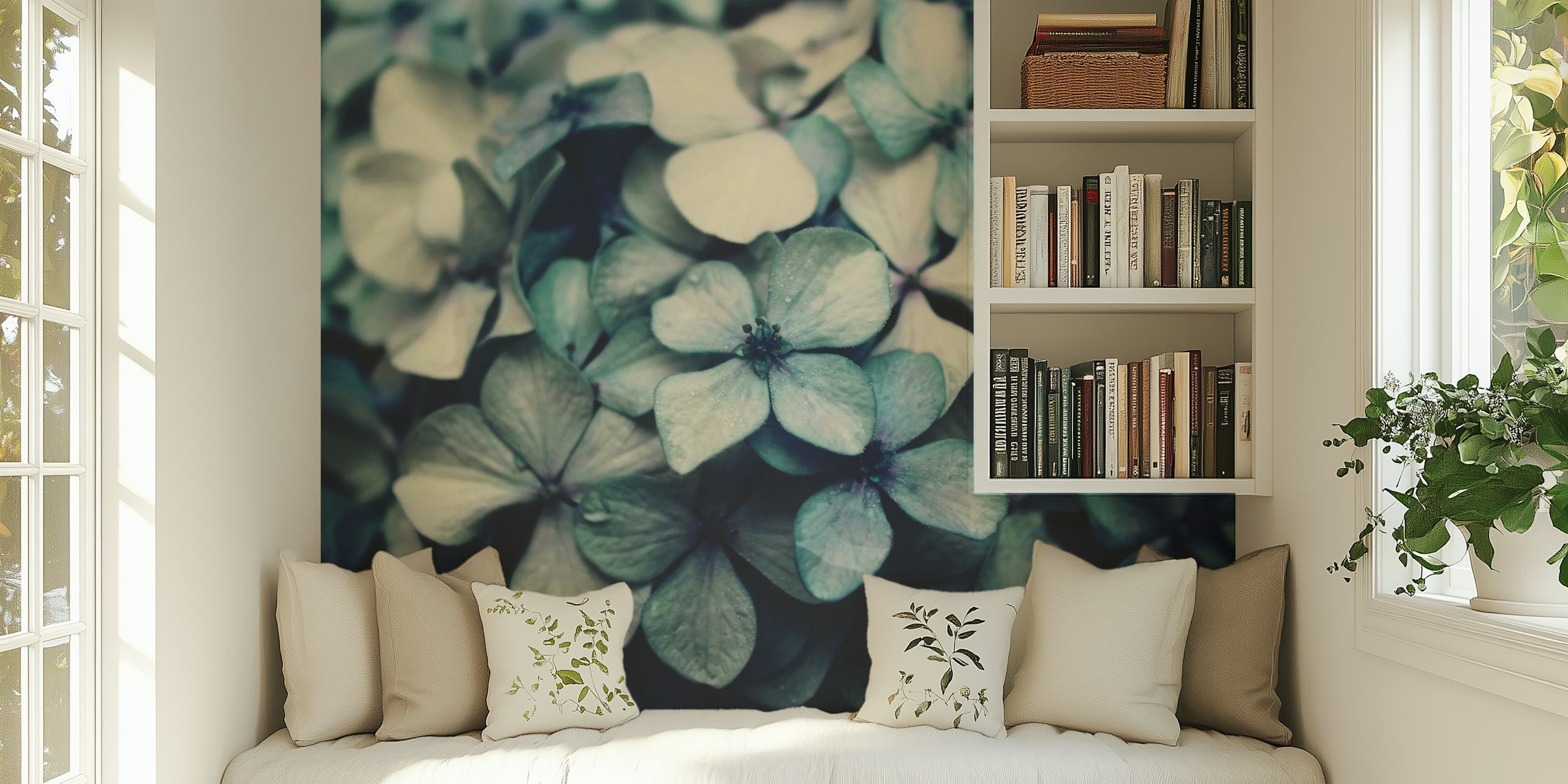 Carta da parati floreale blu scuro in una stanza