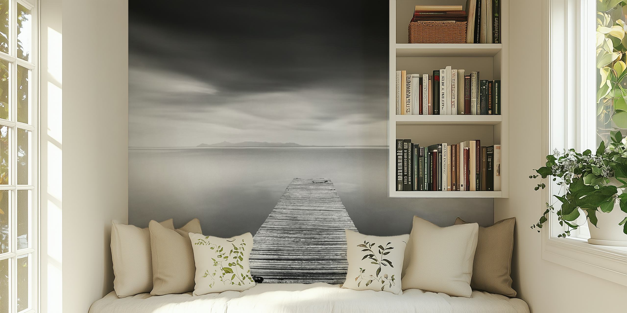 Zwart-wit fotobehang van een houten pier die onder een rustige hemel uitsteekt in de zee