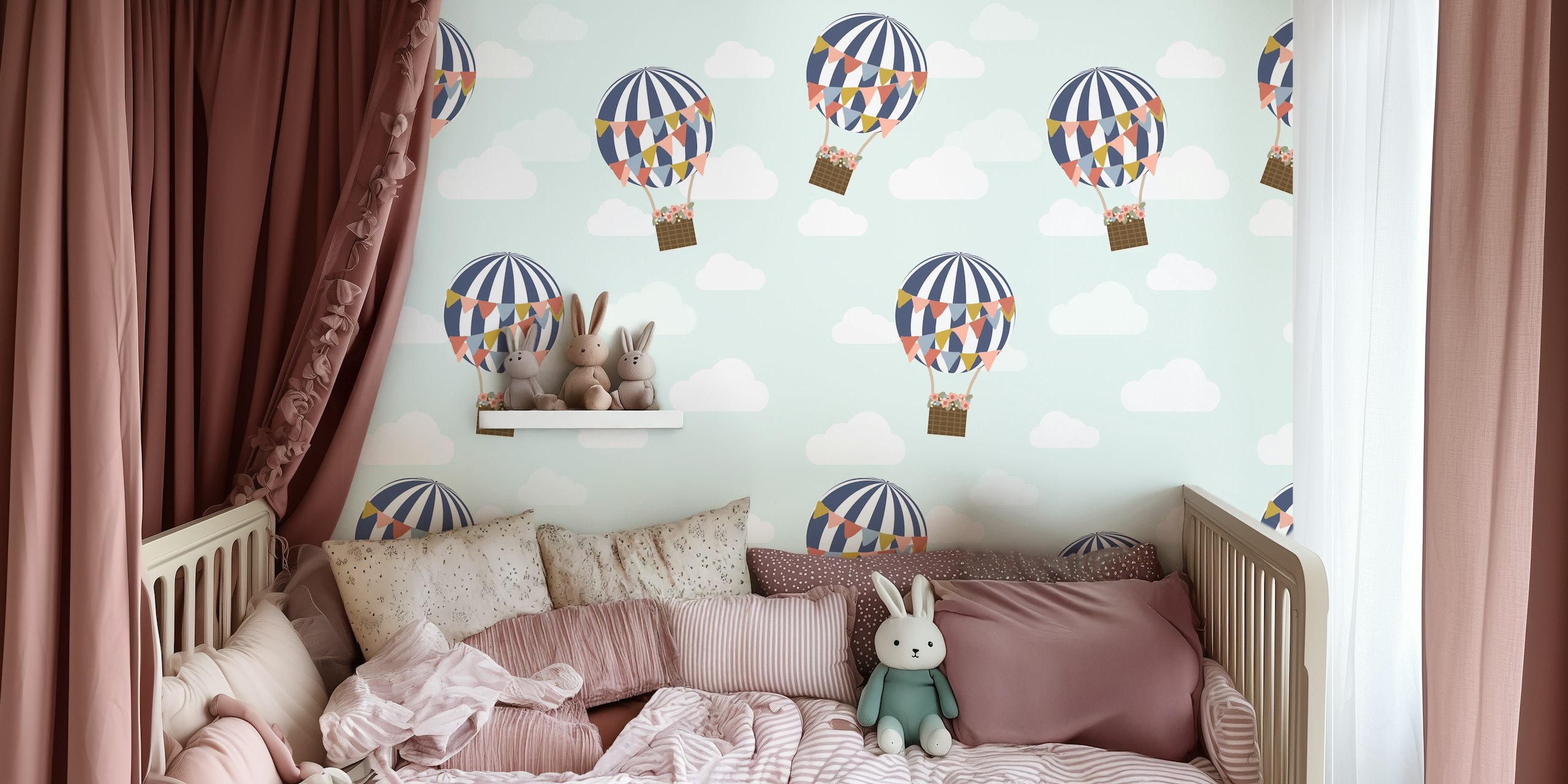 Kleurrijke heteluchtballonnen met bloemmotieven zwevend in een lichtblauwe lucht met pluizige wolkenmuurschildering.