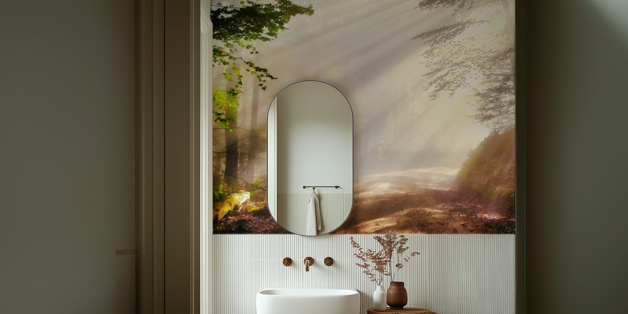 Dimmig skog tapet med solstrålar som filtrerar genom träd