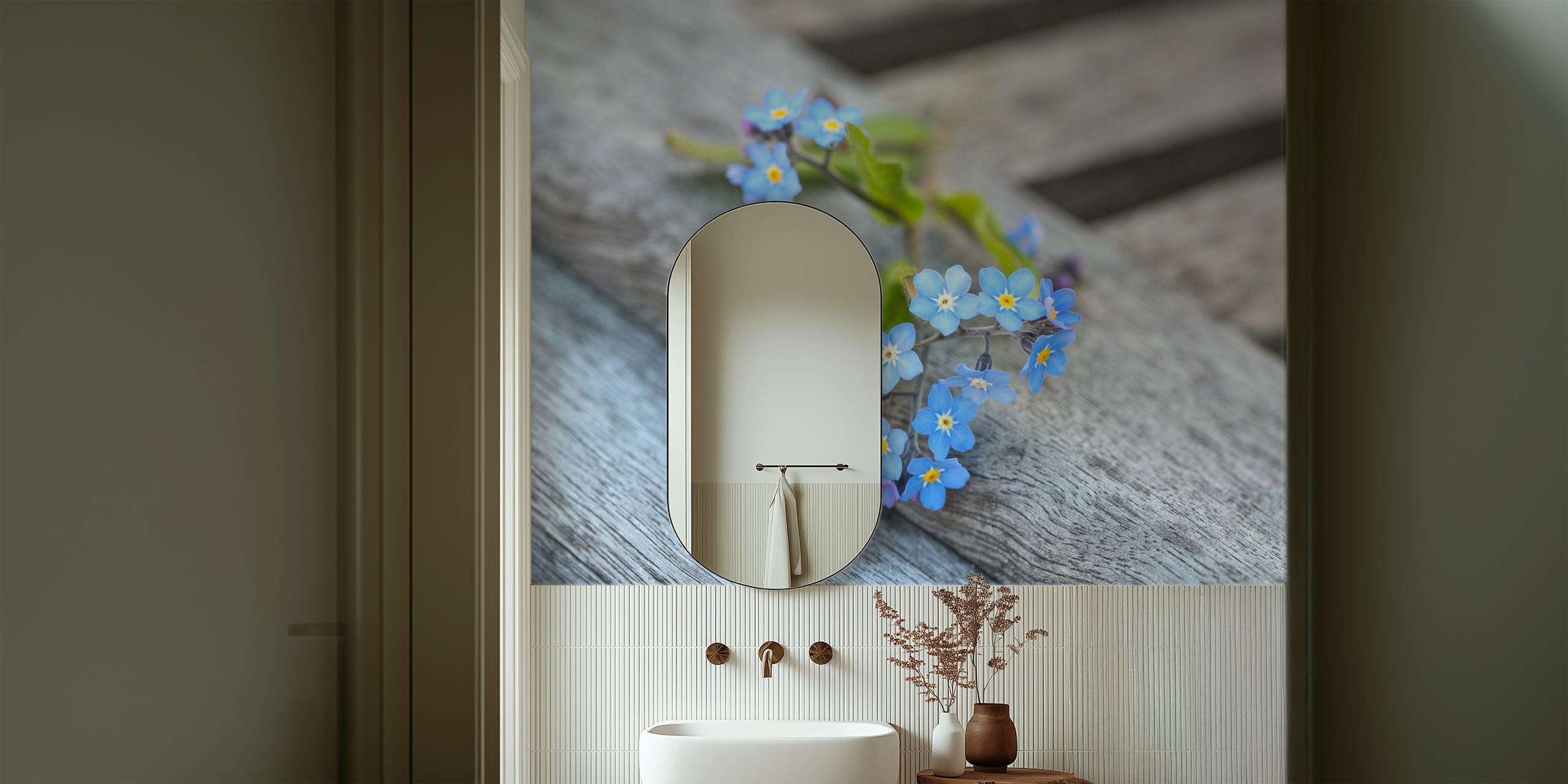 Vergeet-mij-niet bloemen liggend op een rustieke houten muurschildering