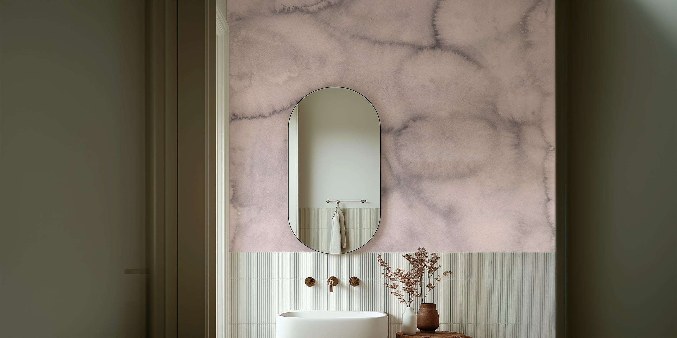 Mauve grå tapet som visar en mjuk marmorliknande struktur i dämpade lila och grå toner.
