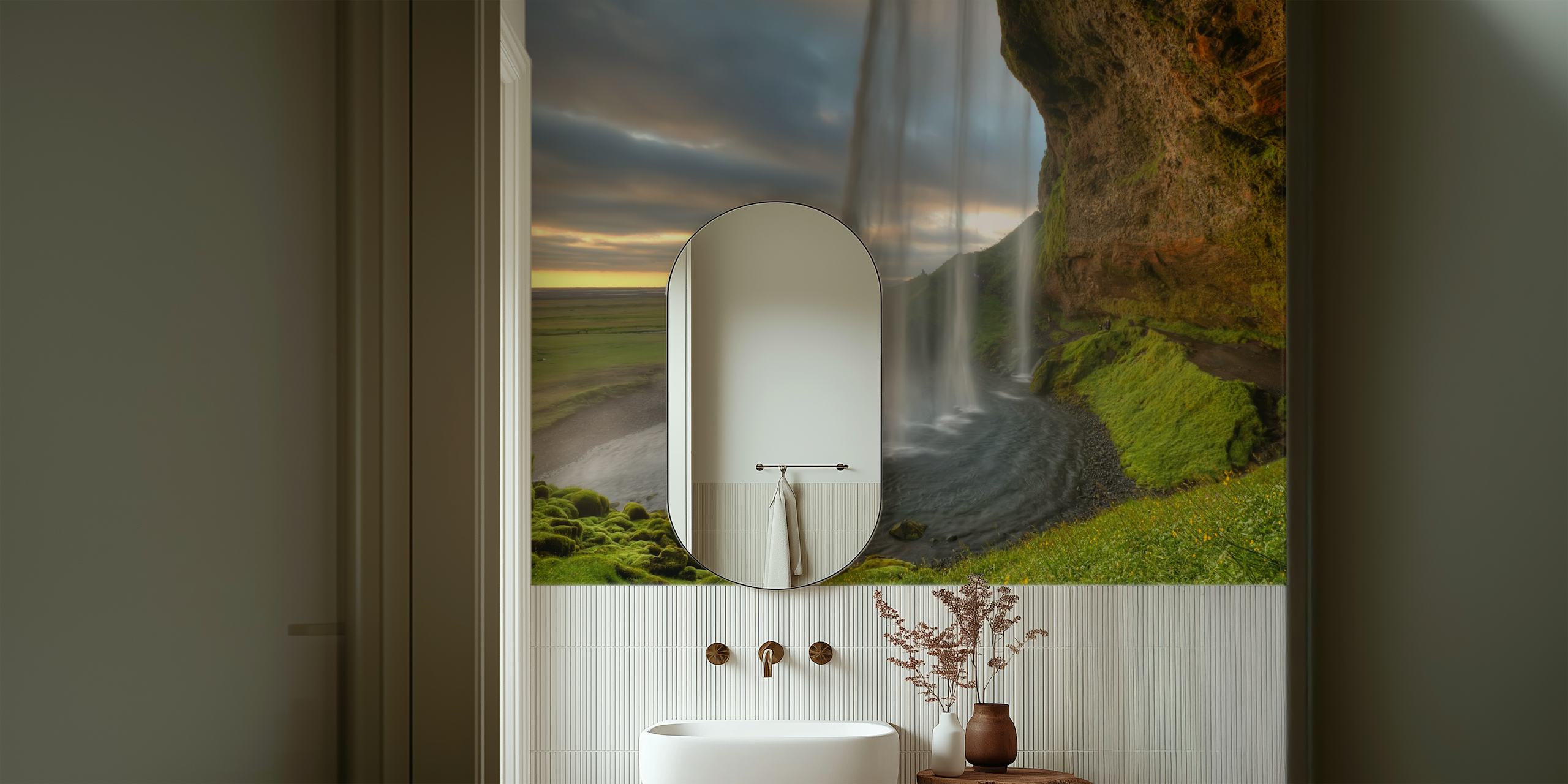 Mural de parede de uma cachoeira deslumbrante cercada por vegetação, criando uma atmosfera tranquila.
