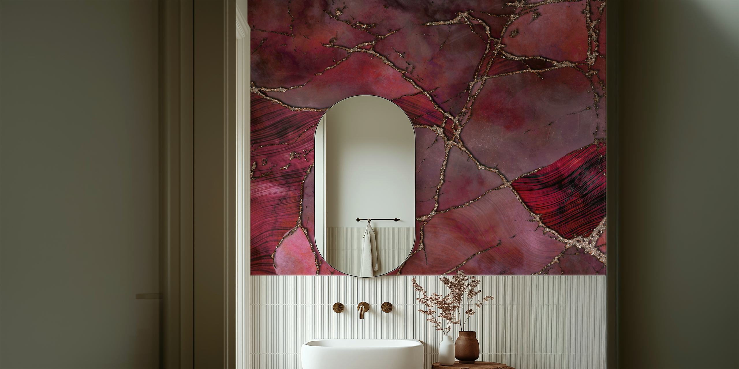 Un lujoso mural de pared con textura de piedra preciosa de mármol rojo con tonos carmesí y burdeos y vetas doradas.