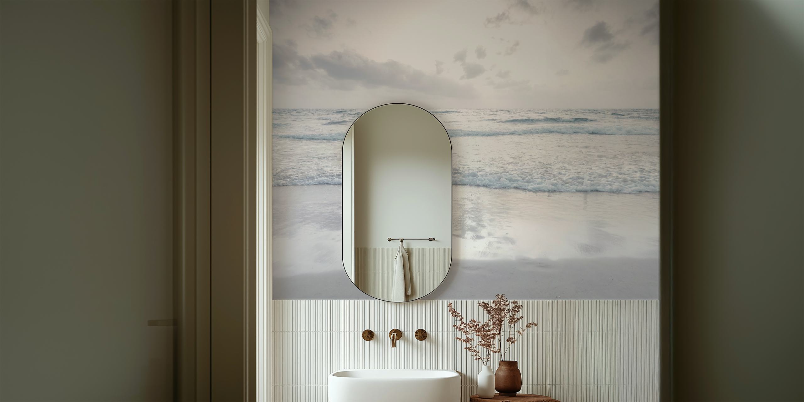 Rustig strand met golven en wolken in een grijze tint wallpaper