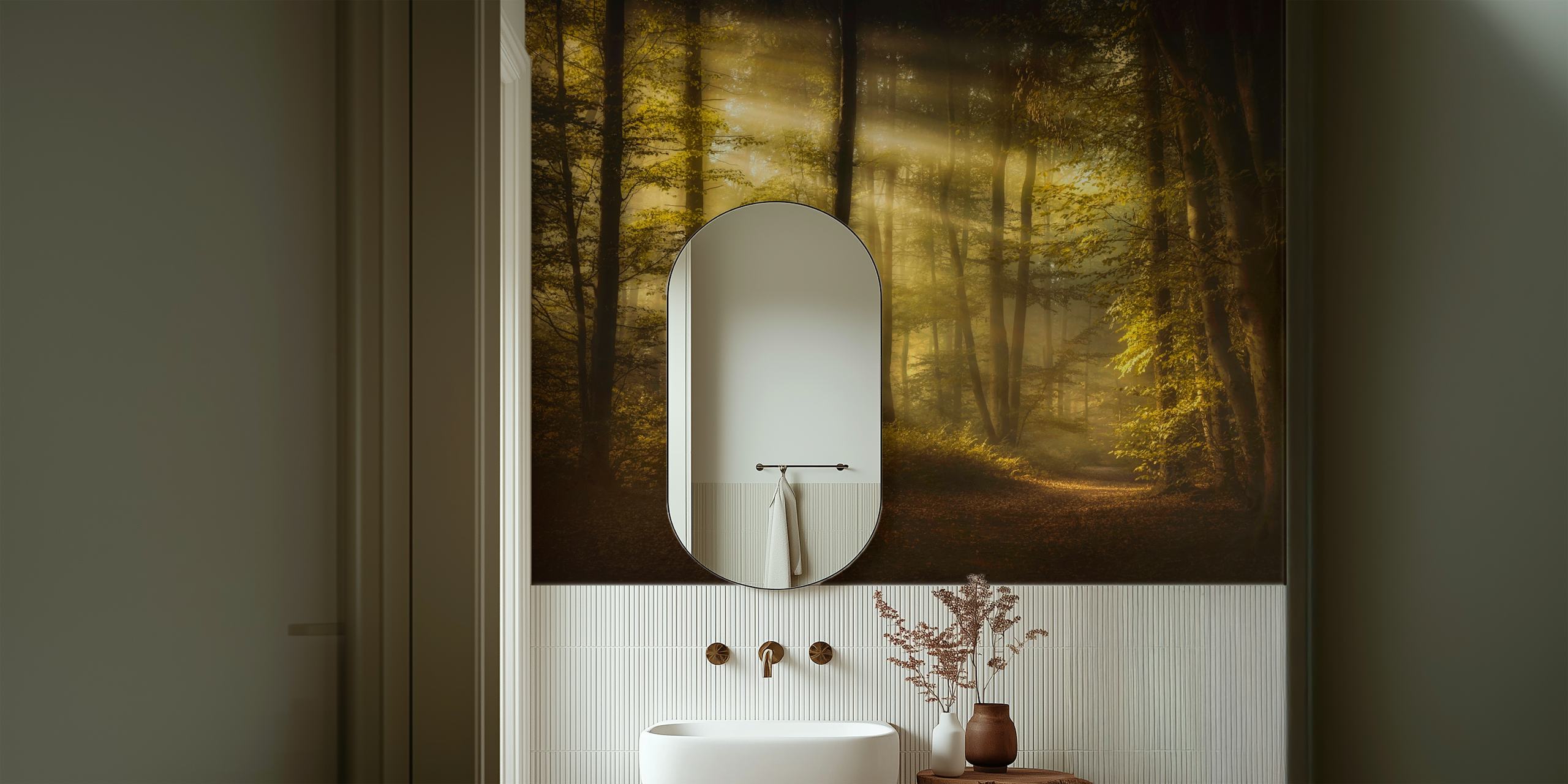 Syksyinen metsä, jossa auringonsäteet tunkeutuvat puiden läpi seinämaalaukseen