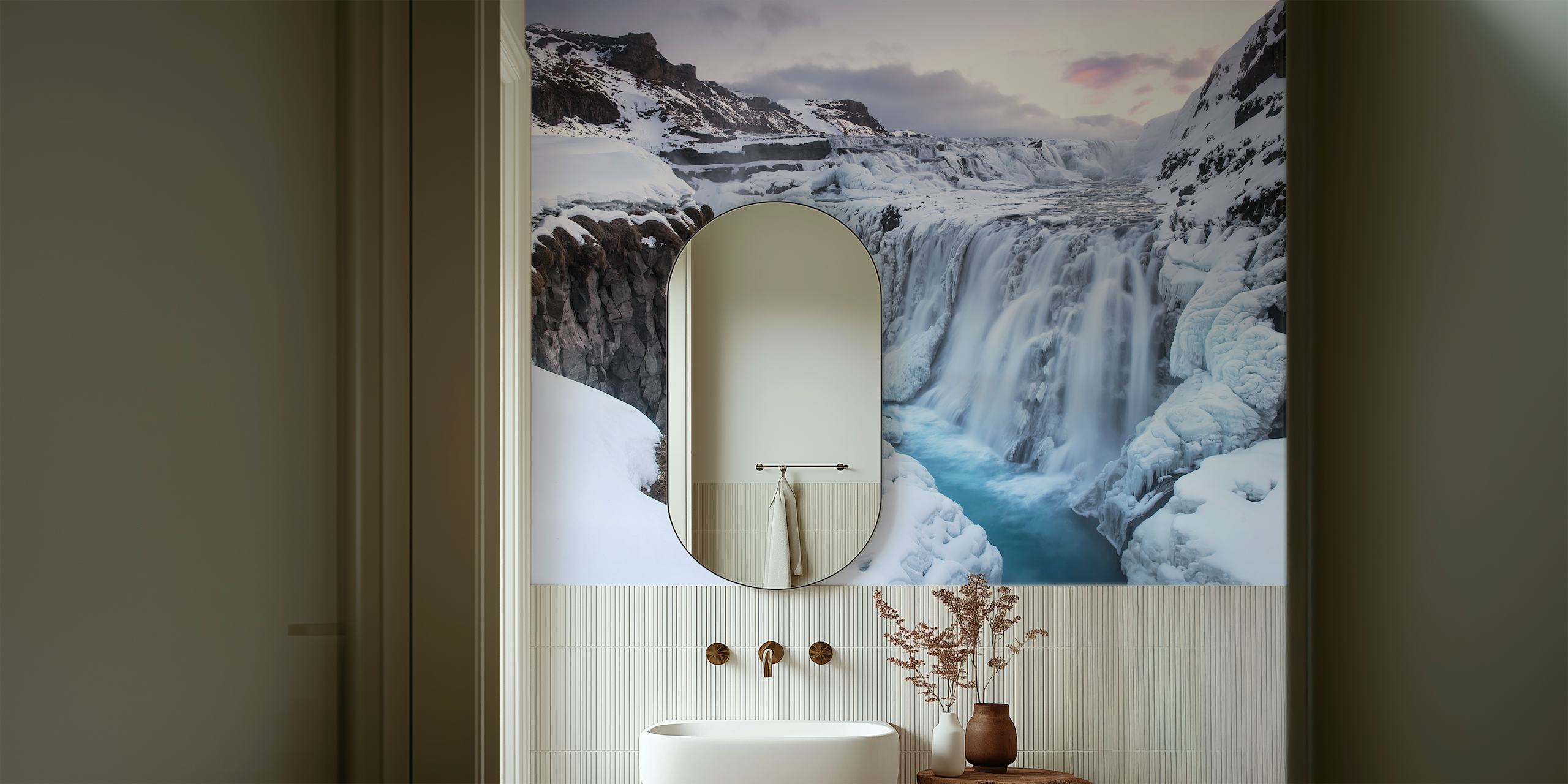 Fotomural cascada congelada con acantilados nevados y azules helados