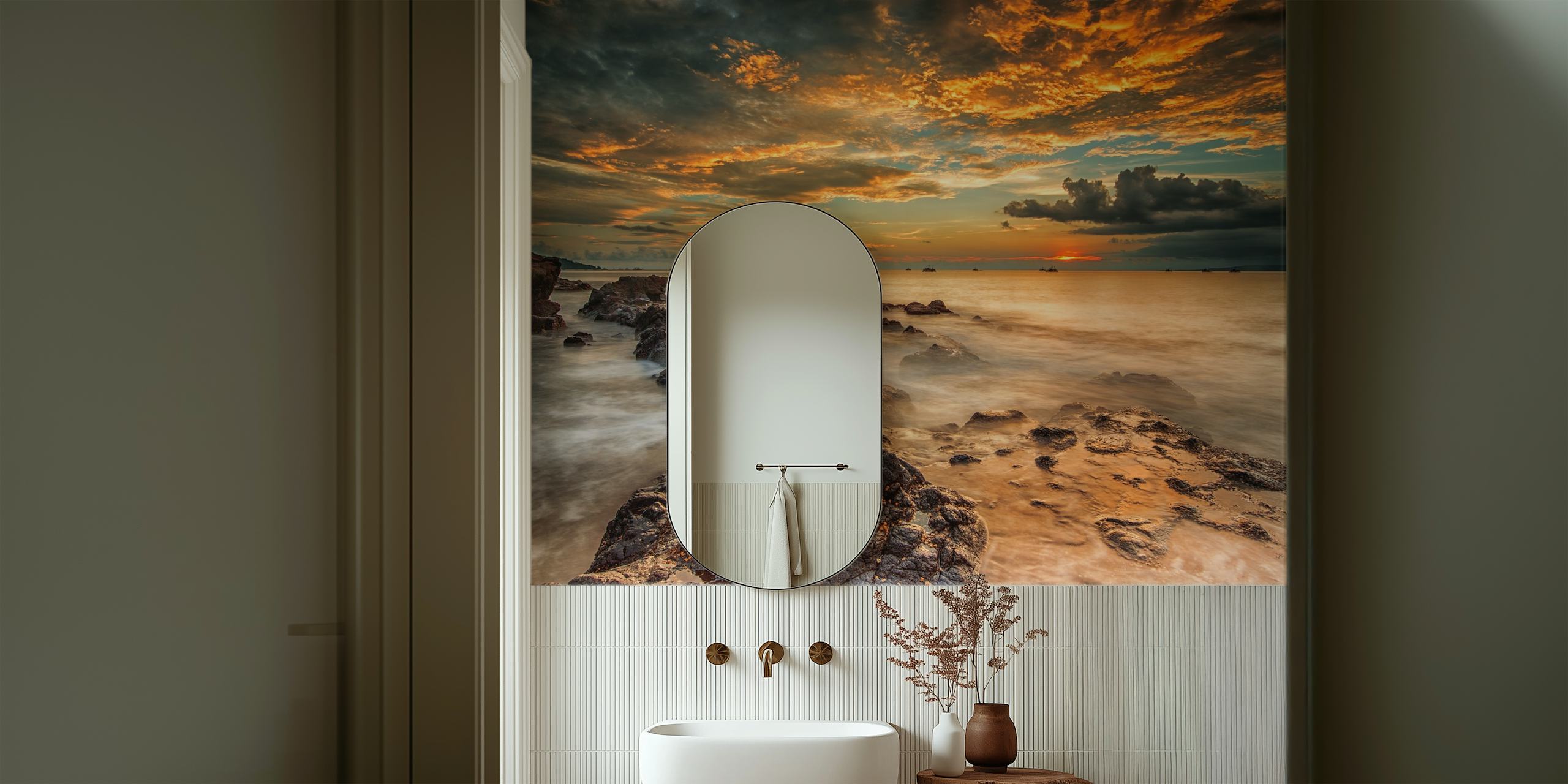 Espectacular mural de playa con mar tormentoso y nubes ardientes al atardecer