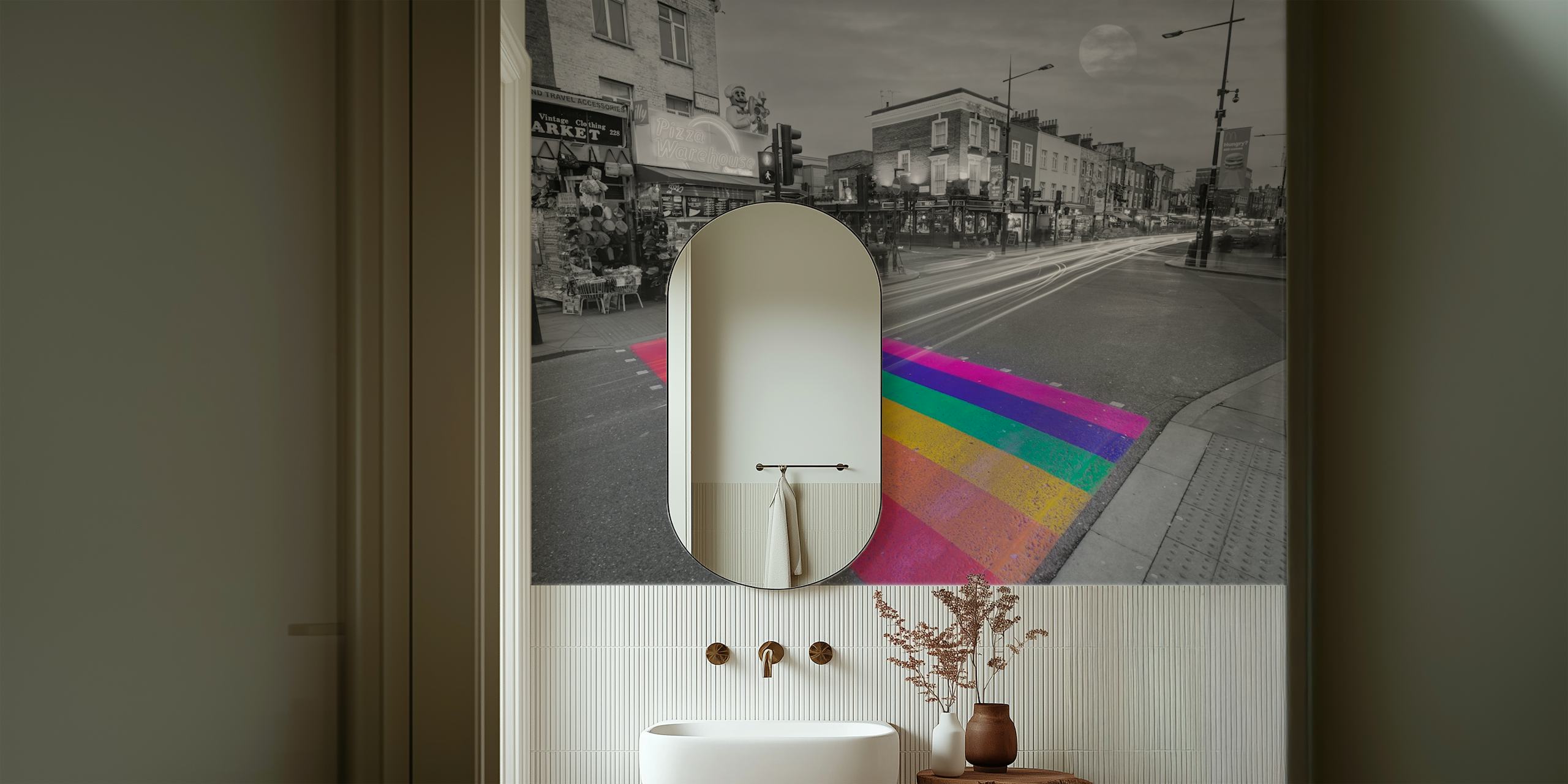 Το Colorful Crossings σχέδιο τοίχου σε μια μονοχρωμία αστική τοπίο