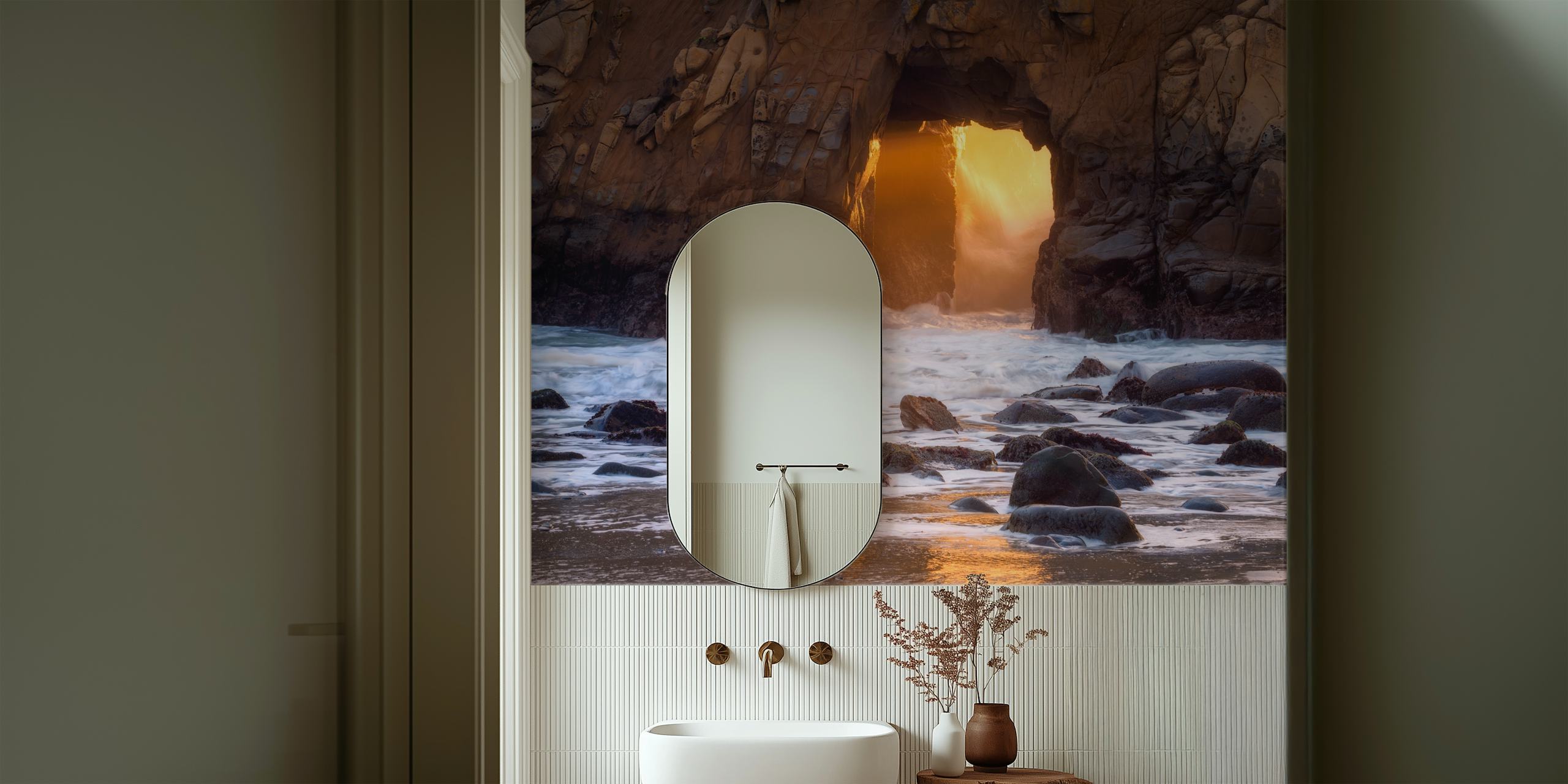 Mural de pared al atardecer con un arco de roca brillante sobre una playa