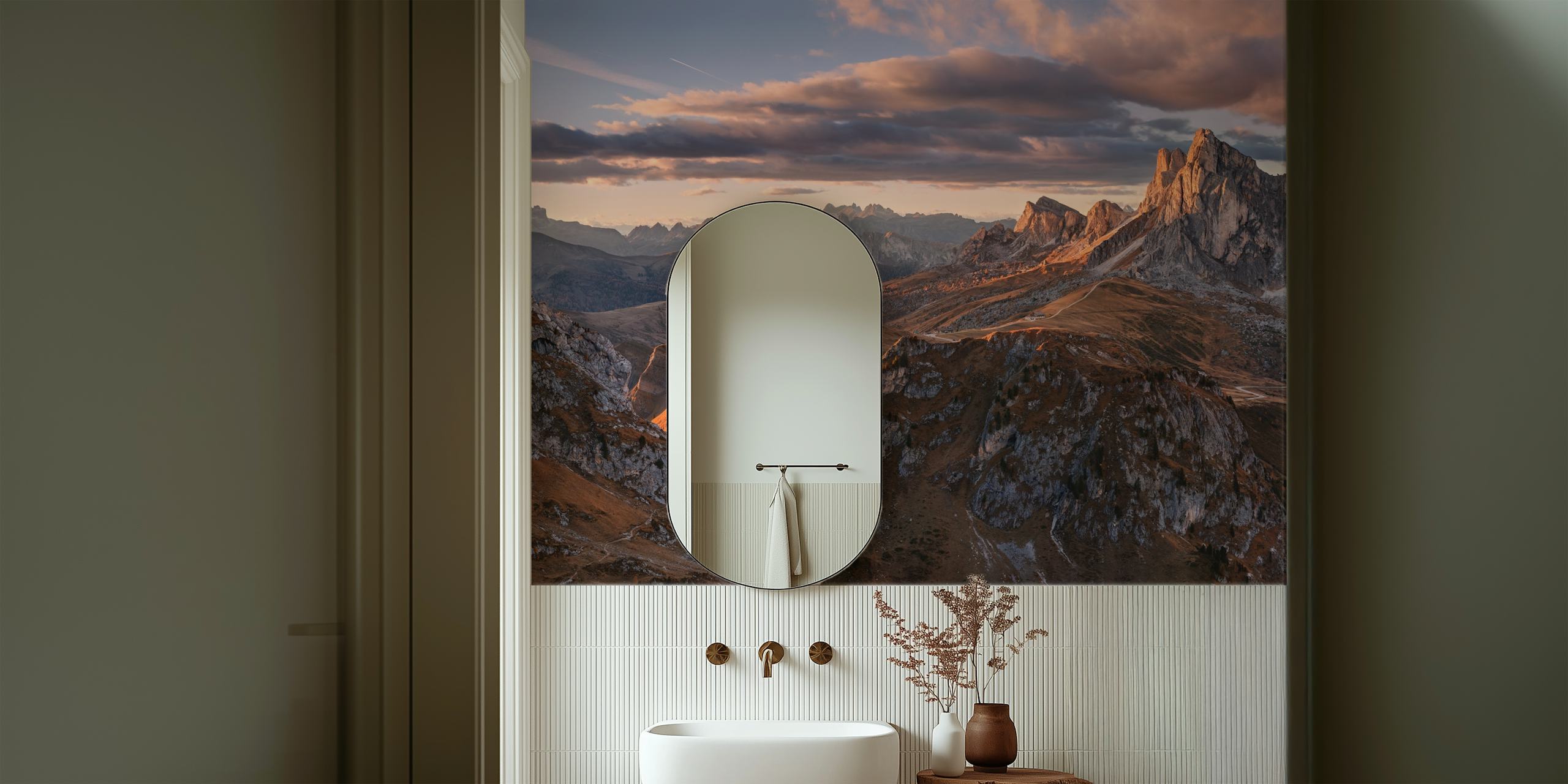 Fotomural vinílico de paisagem montanhosa ao pôr do sol com céus vibrantes e picos escarpados