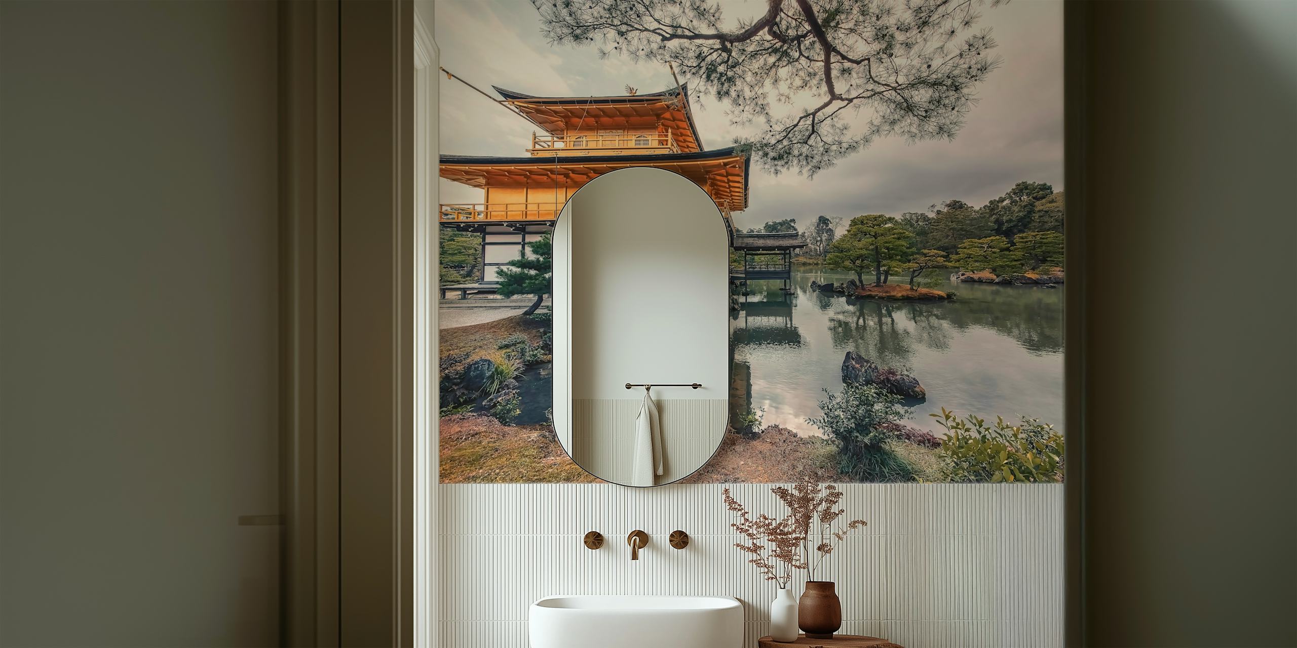 Fototapeta Pagoda Kinkaku-ji s poklidnými odlesky vody a zelení