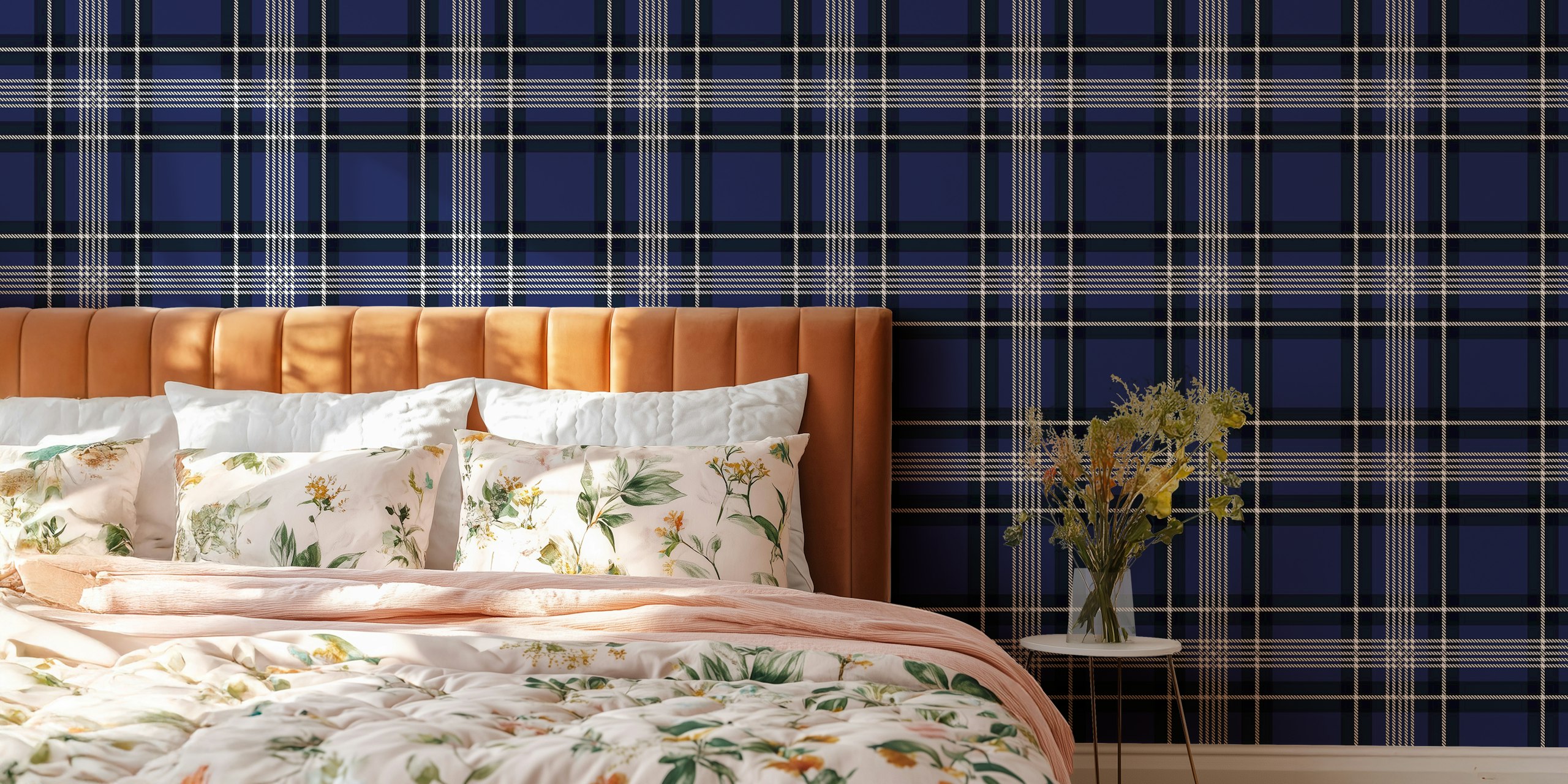 Navy and white tartan wallpaper in una stanza