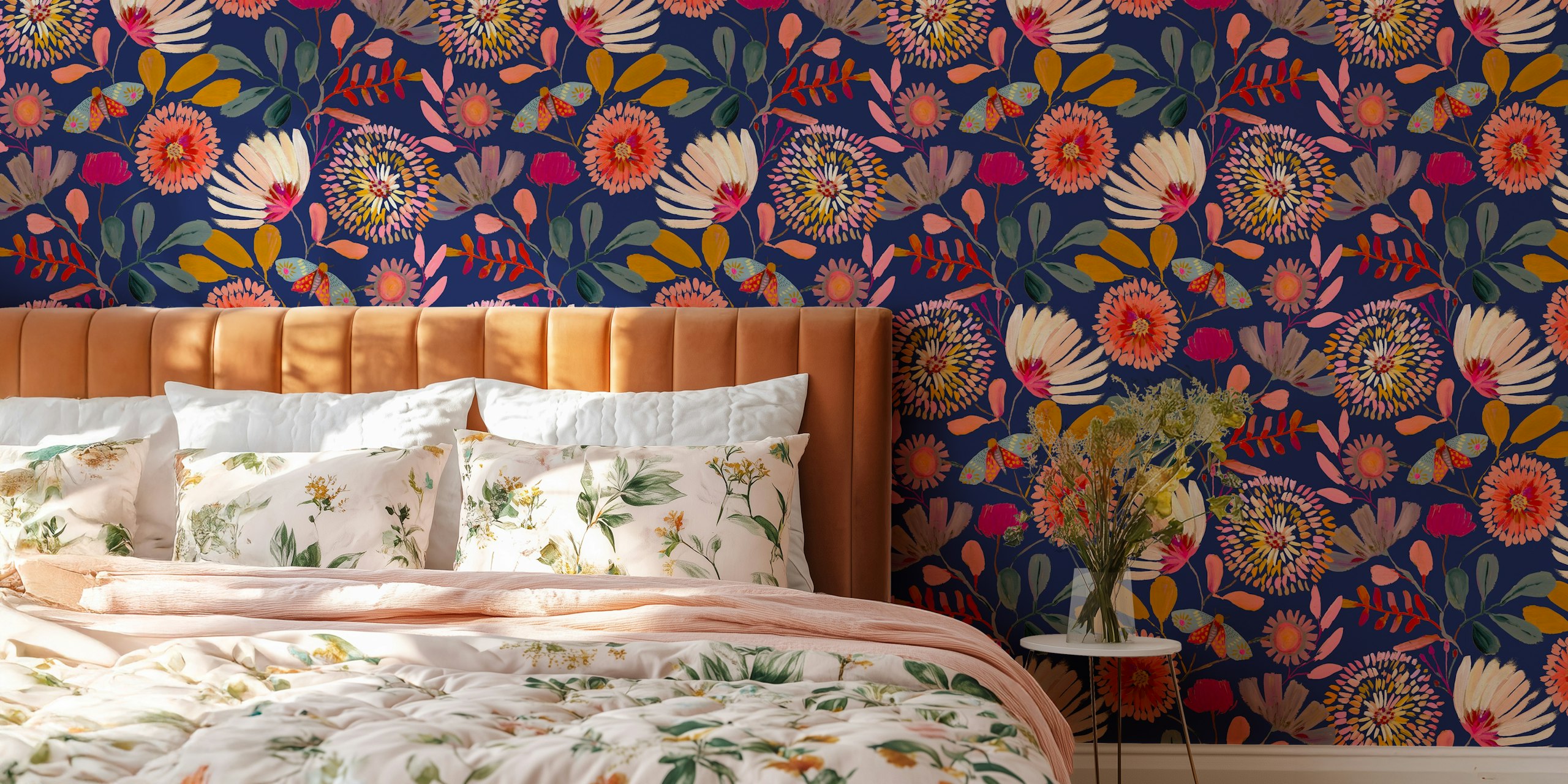 Papier peint bleu foncé avec motif botanique