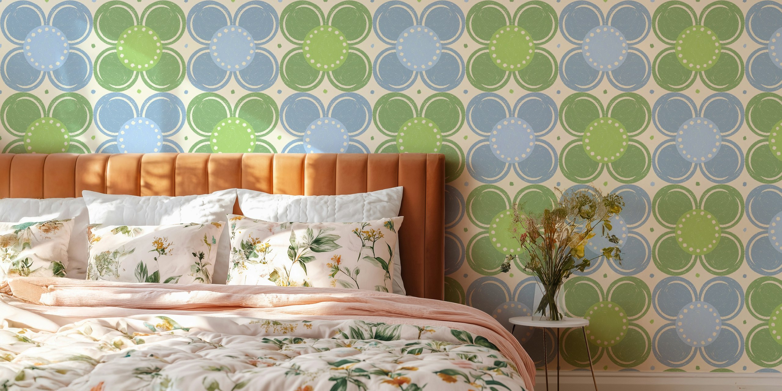Blue and green retro flowers wallpaper σε ένα δωμάτιο