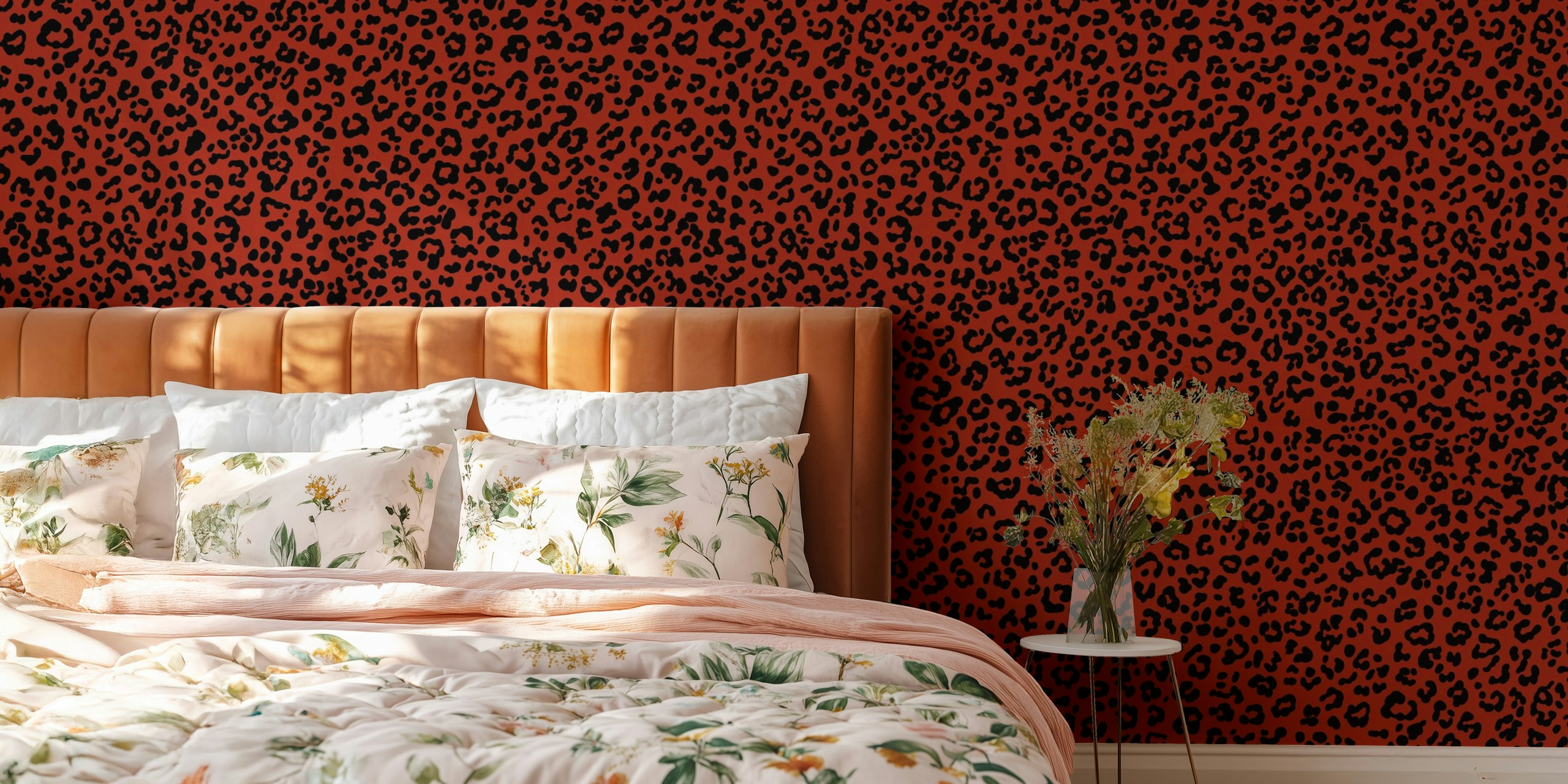 Crimson Wild Feline Texture tapetti huoneessa