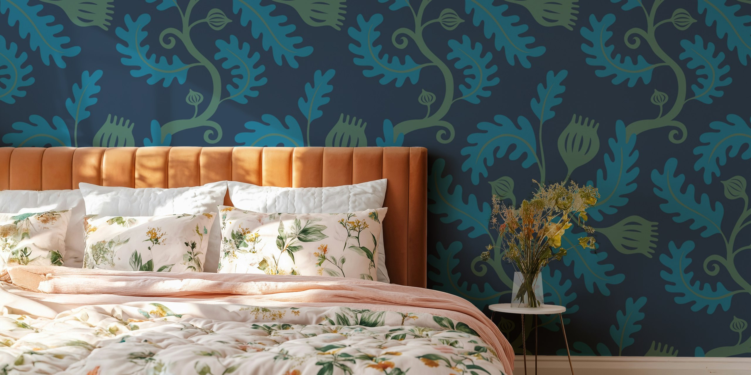 Twisting Vine teal og navy tapet i et rom
