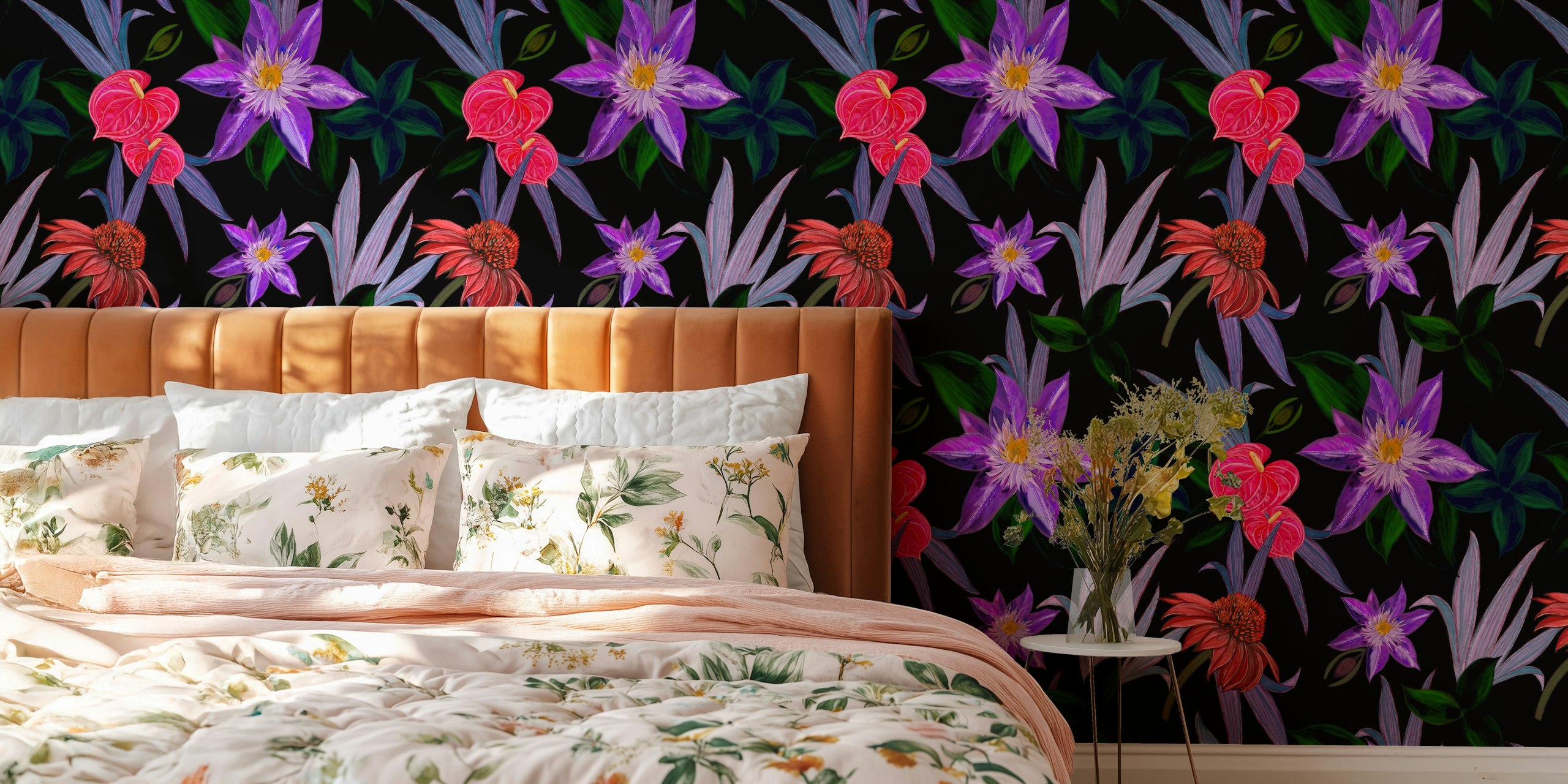 Tropical Night Bloom floral ταπετσαρία σε ένα δωμάτιο