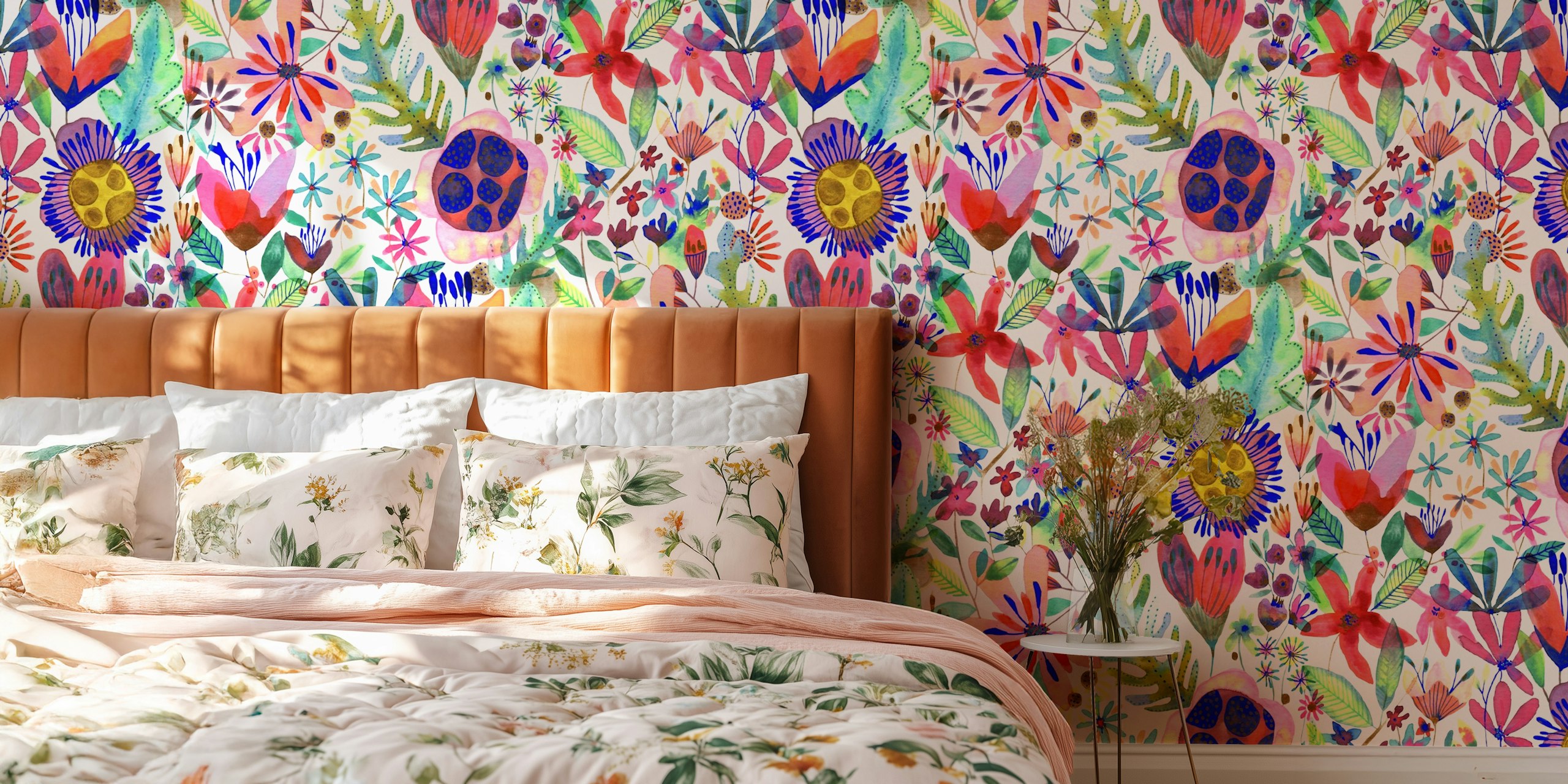Papier peint floral coloré dans une pièce